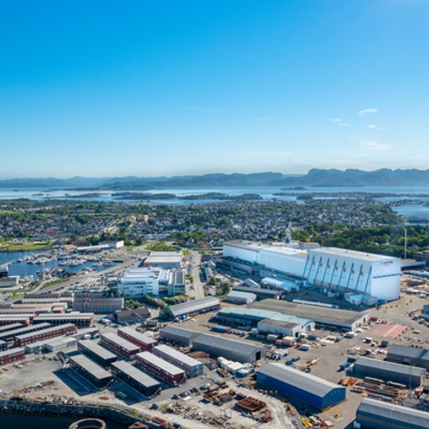 Anleggshotell i forkant med Rosenberg Verft og fjord og fjell i bakgrunnen