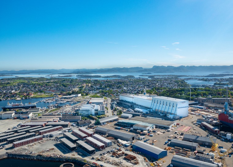 Anleggshotell i forkant med Rosenberg Verft og fjord og fjell i bakgrunnen