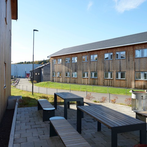 Bygning med benk og bord utendørs