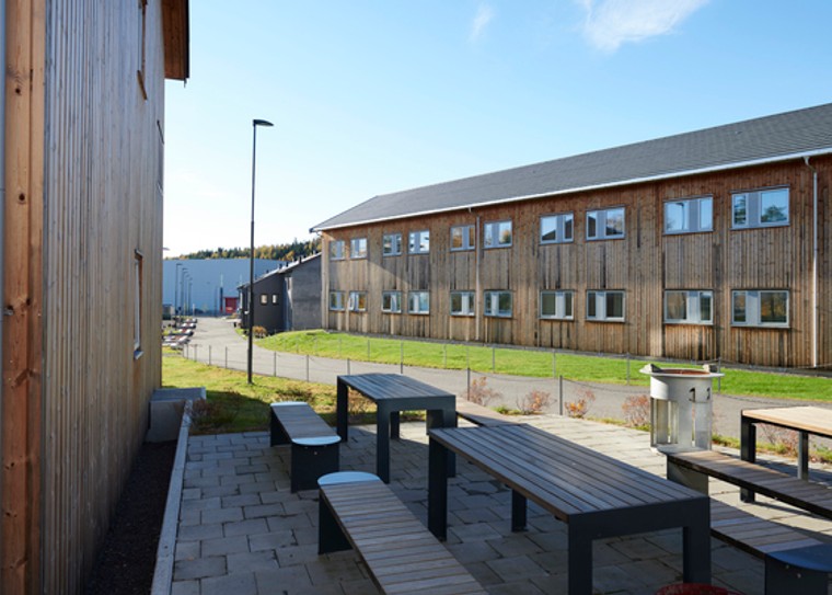 Bygning med benk og bord utendørs