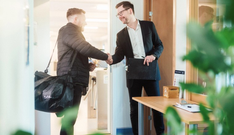 Receptionist that welcomes a guest