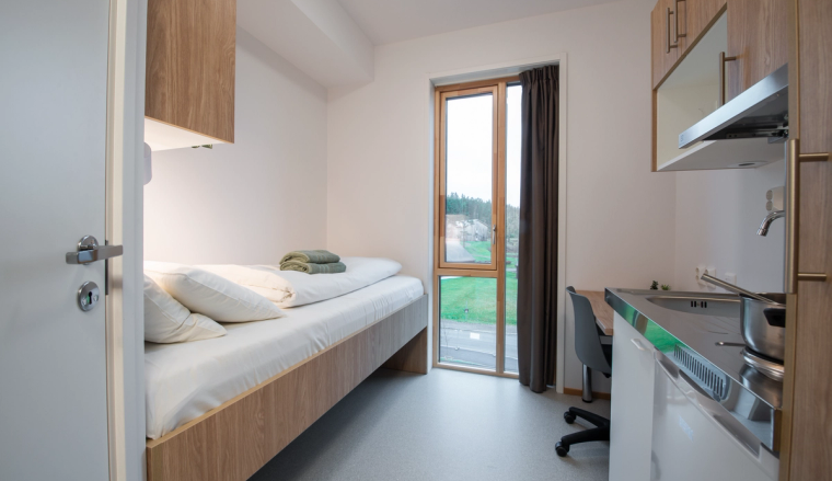 Enkeltrom med hybelkjøkken og bad