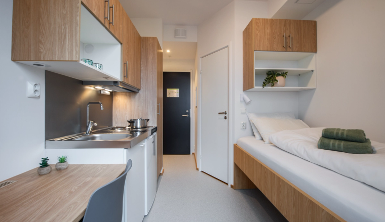 Enkeltrom med skrivepult, hybelkjøkken og bad