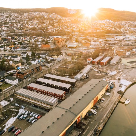 Bygninger og en ås med soloppgang