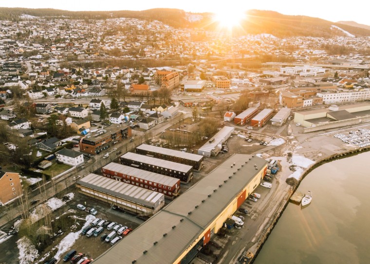 Bygninger og en ås med soloppgang