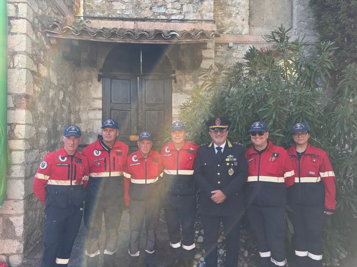 I volontari dell'ANC Nucleo Città di Salò e il Comandante della Polizia Locale