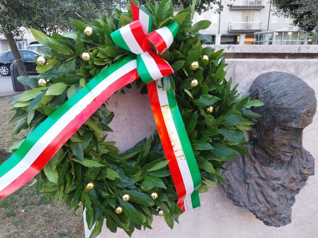 Corona d'alloro con nastro tricolore PRESENTE deposta al busto monumentale di Sergio Bresciani a Salò
