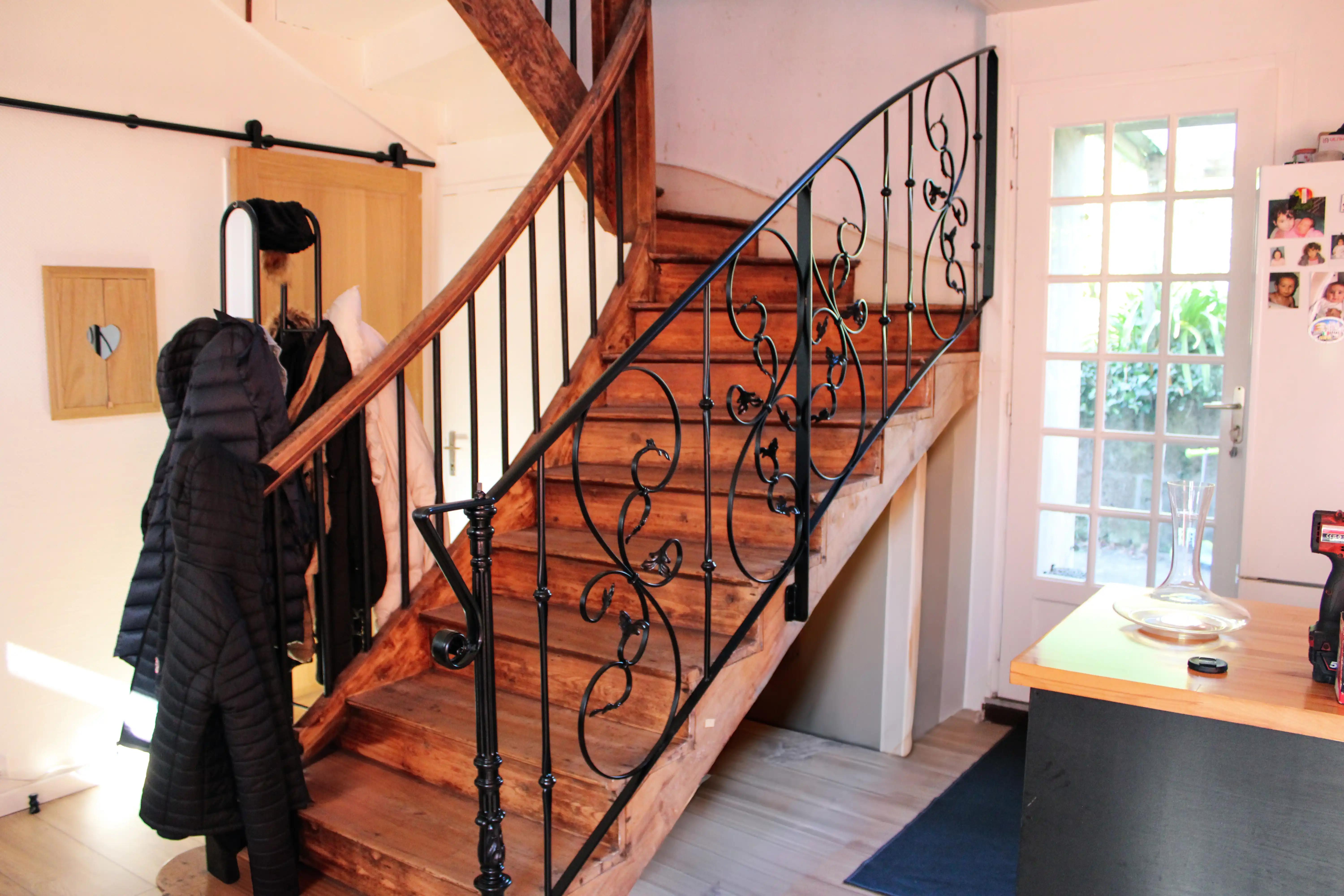 Garde-corps avec volutes forgées