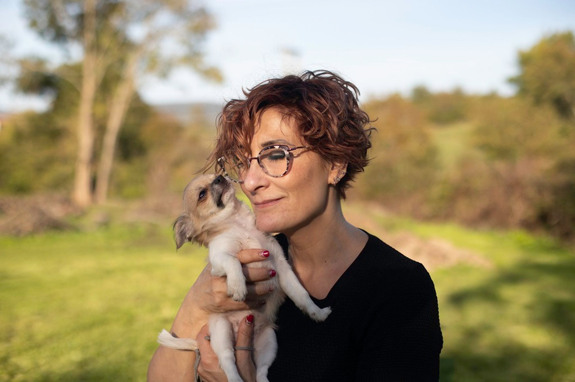 Estíbaliz con un cachorro de chihuahua