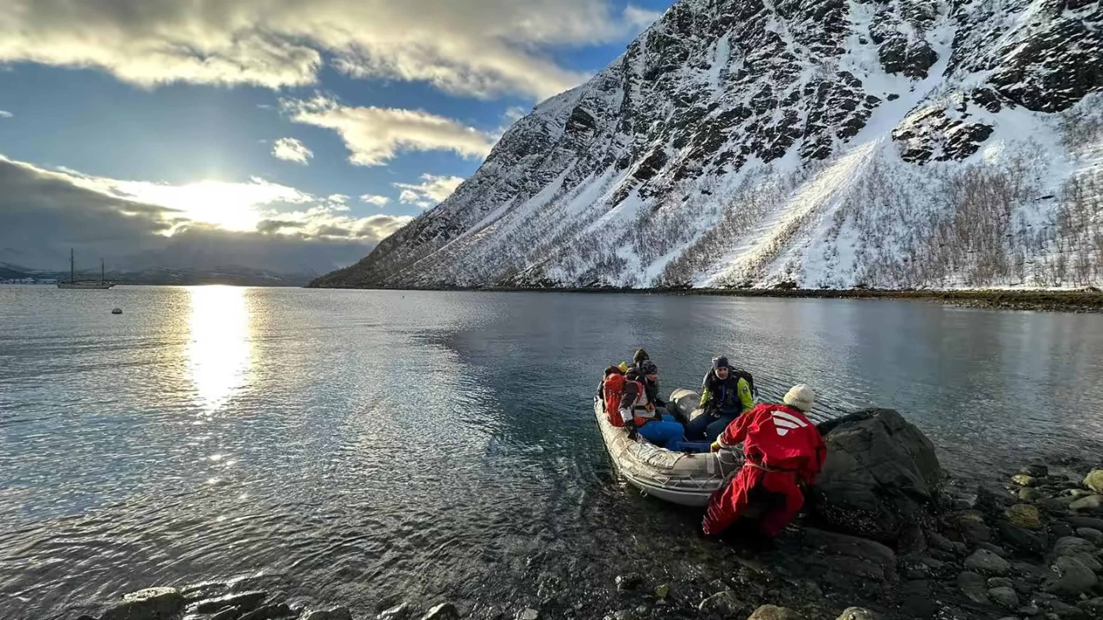 Débarquement en annexe au pied des montagnes pour une sortie à ski en Norvège