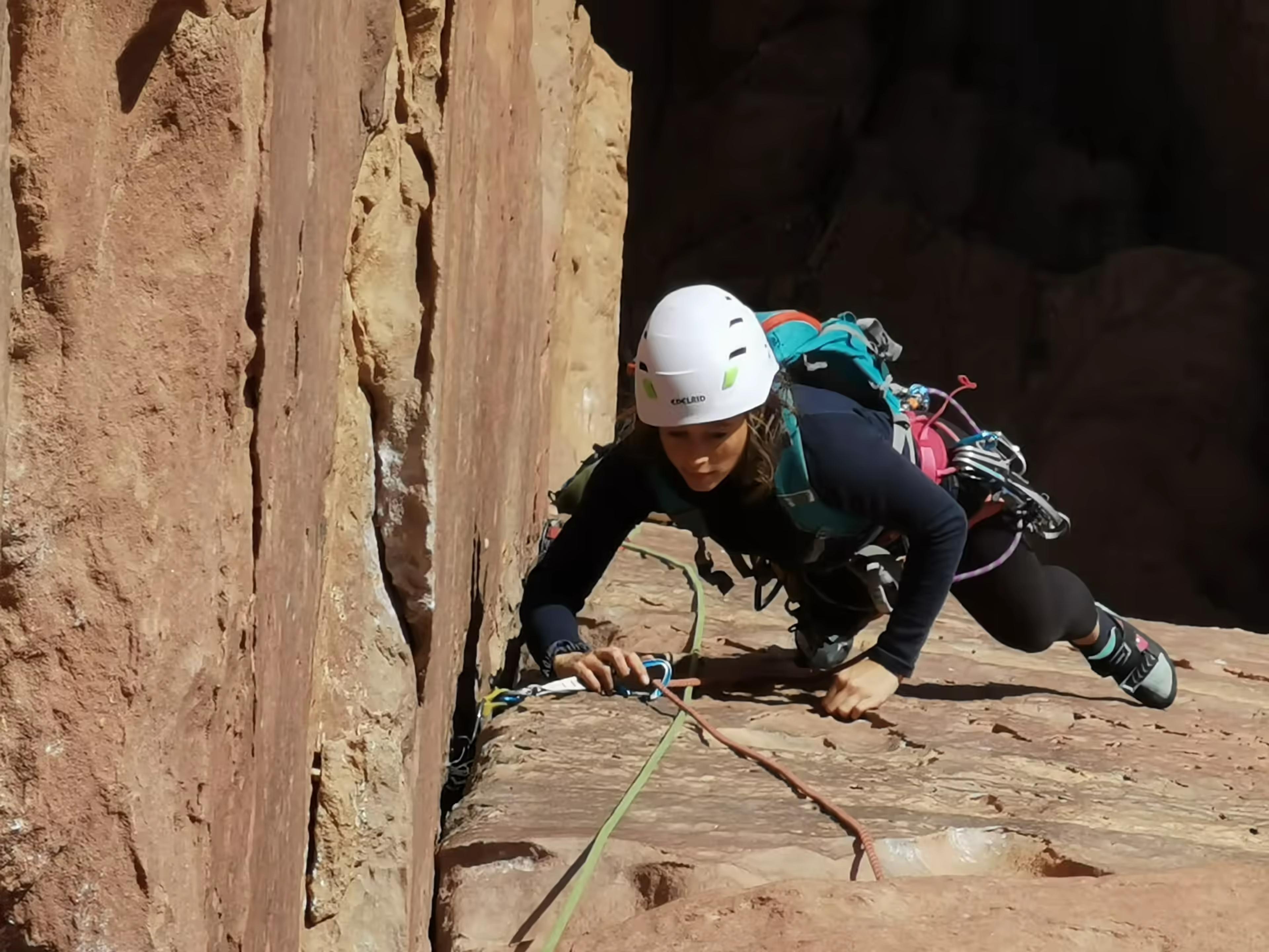 Grimpeuse dans une grande voie sur les parois de grès du Wadi Rum