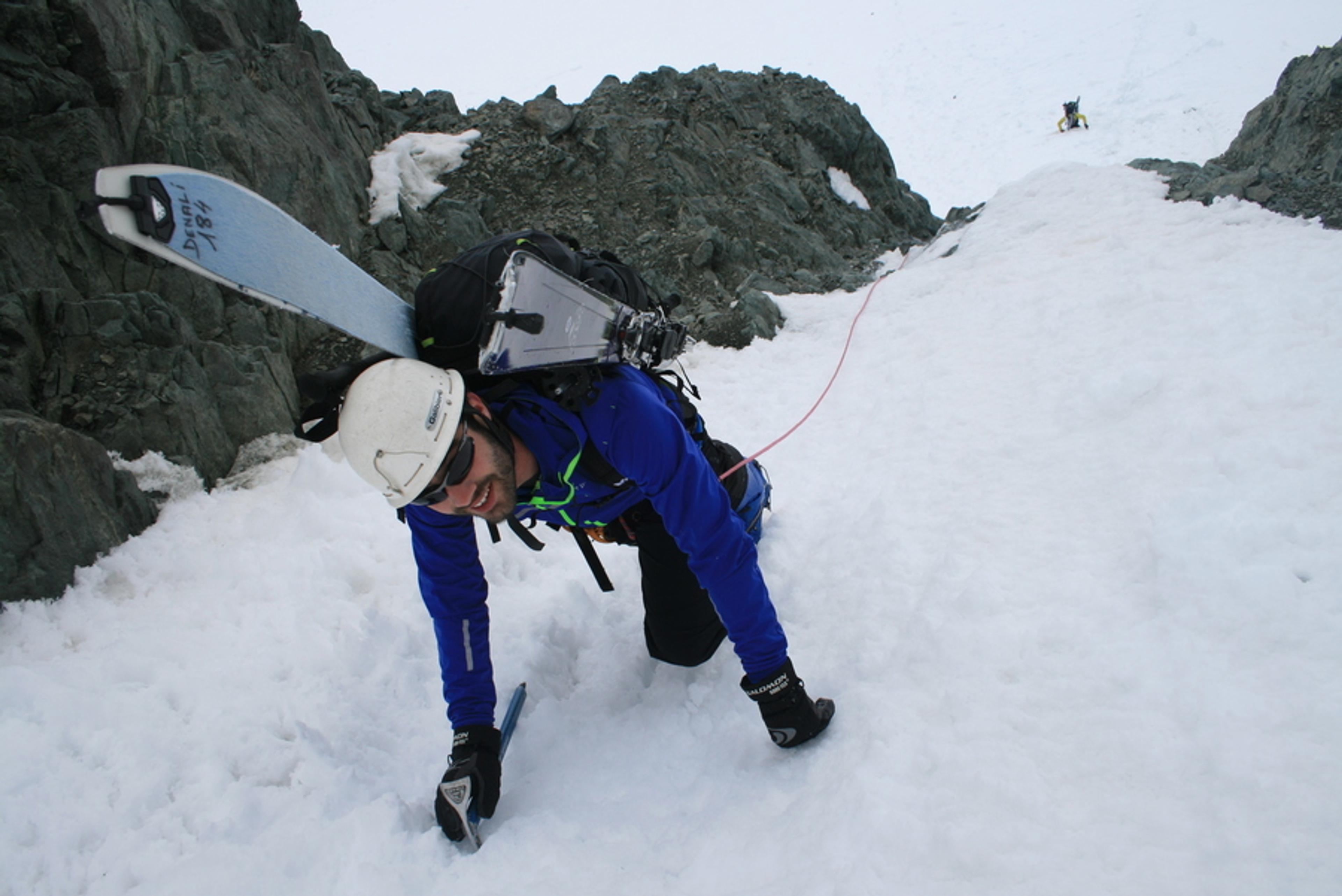 Raid ski Haute Maurienne - Vincent aux manoeuvres dans le couloir