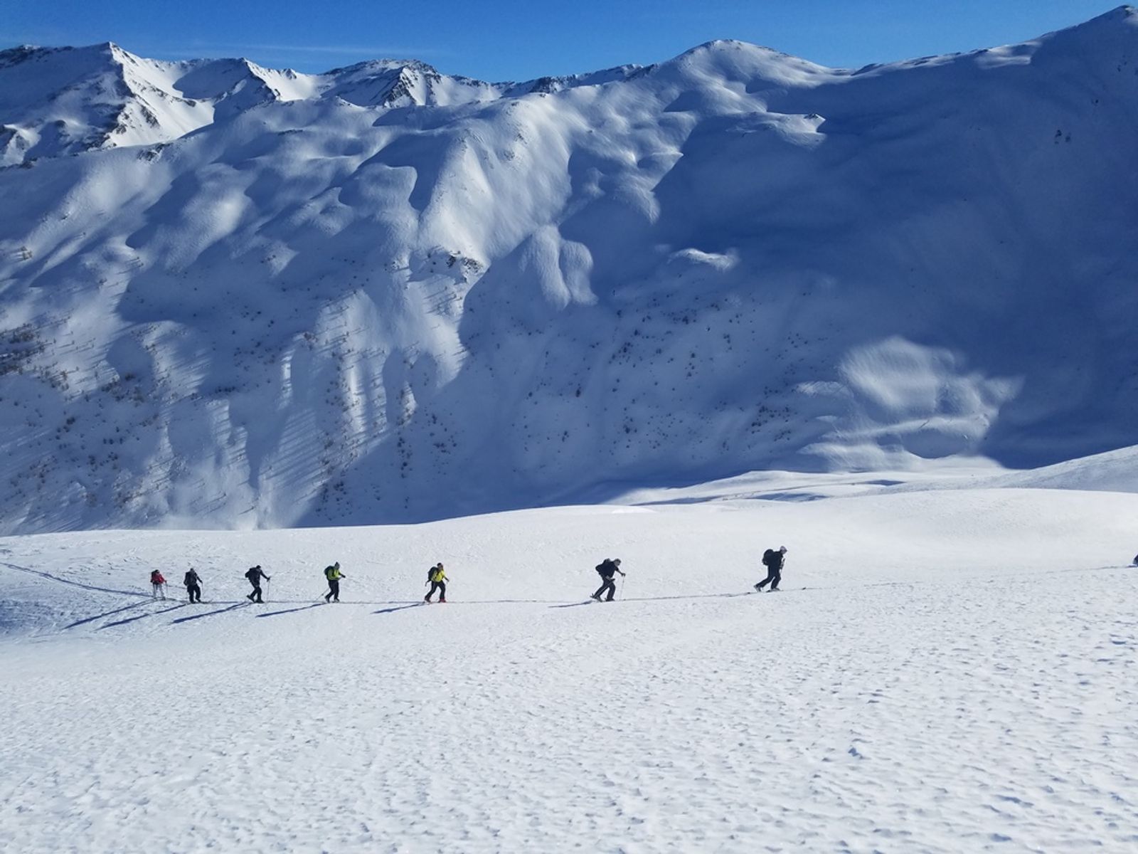 Groupe de skieurs de randonnée à la montée aux Orres