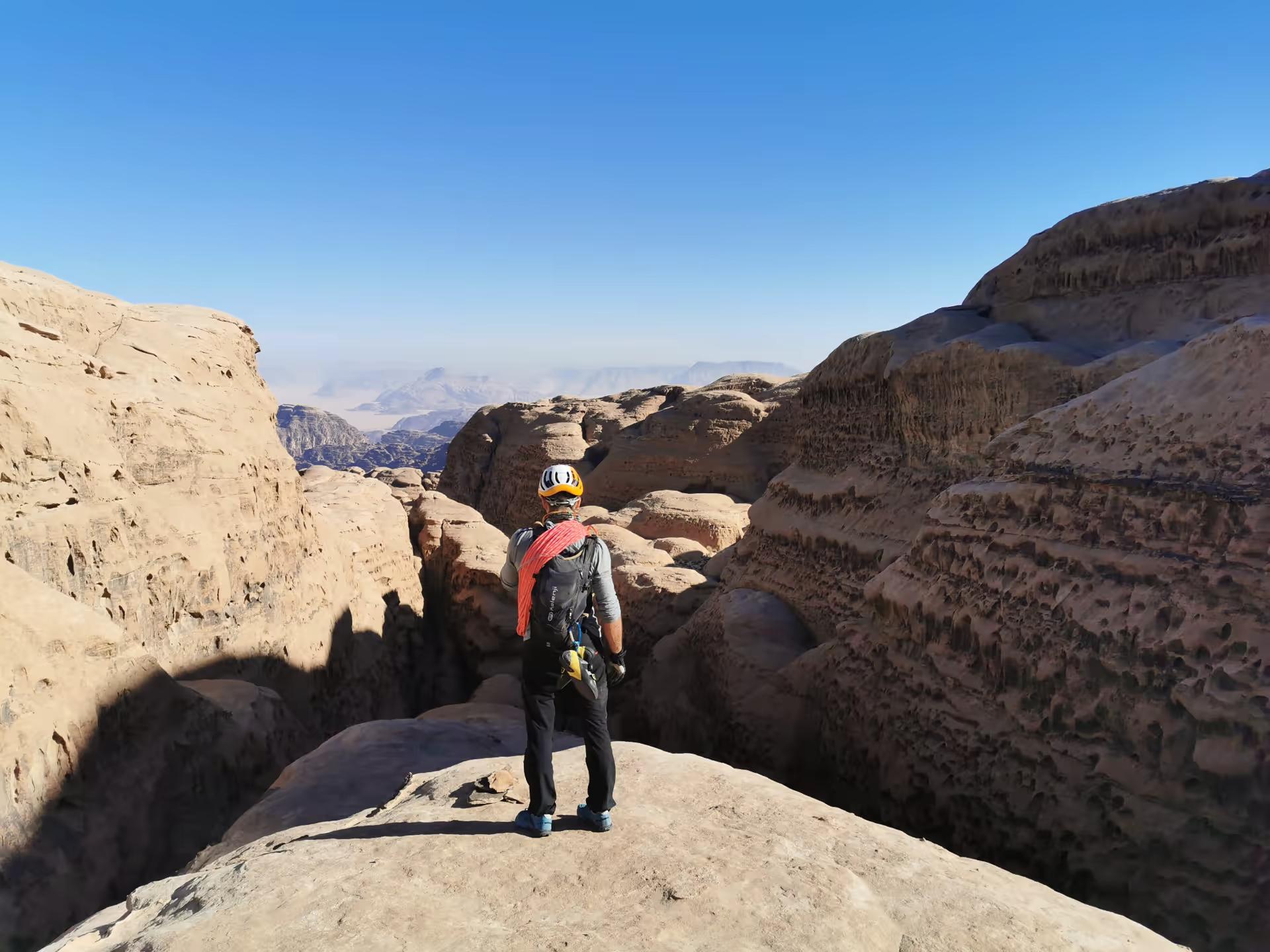Progression dans un canyon rocheux lors d'une voie Bédouine à Wadi Rum en Jordanie