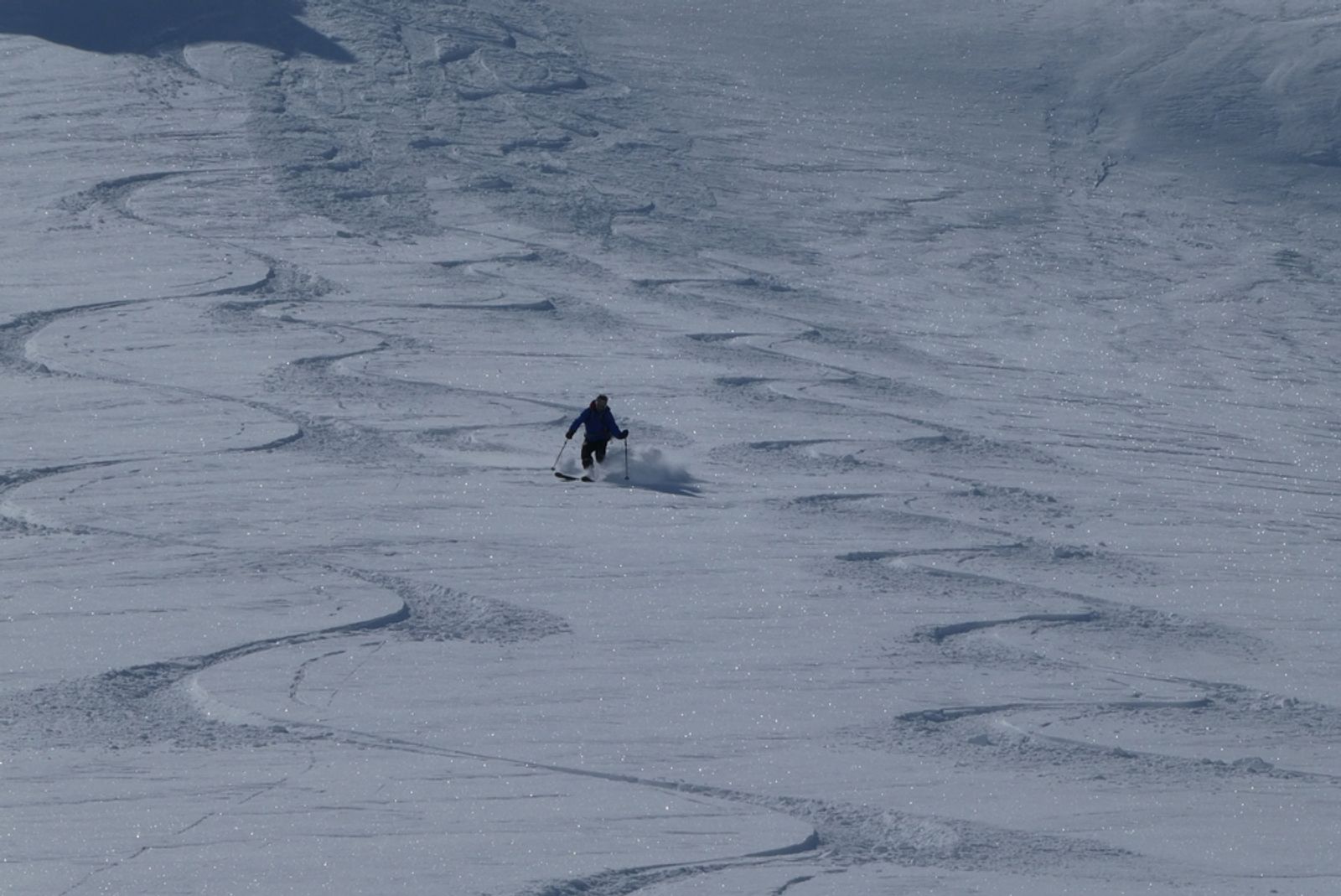 François dans un virage en poudreuse juste avant une chute