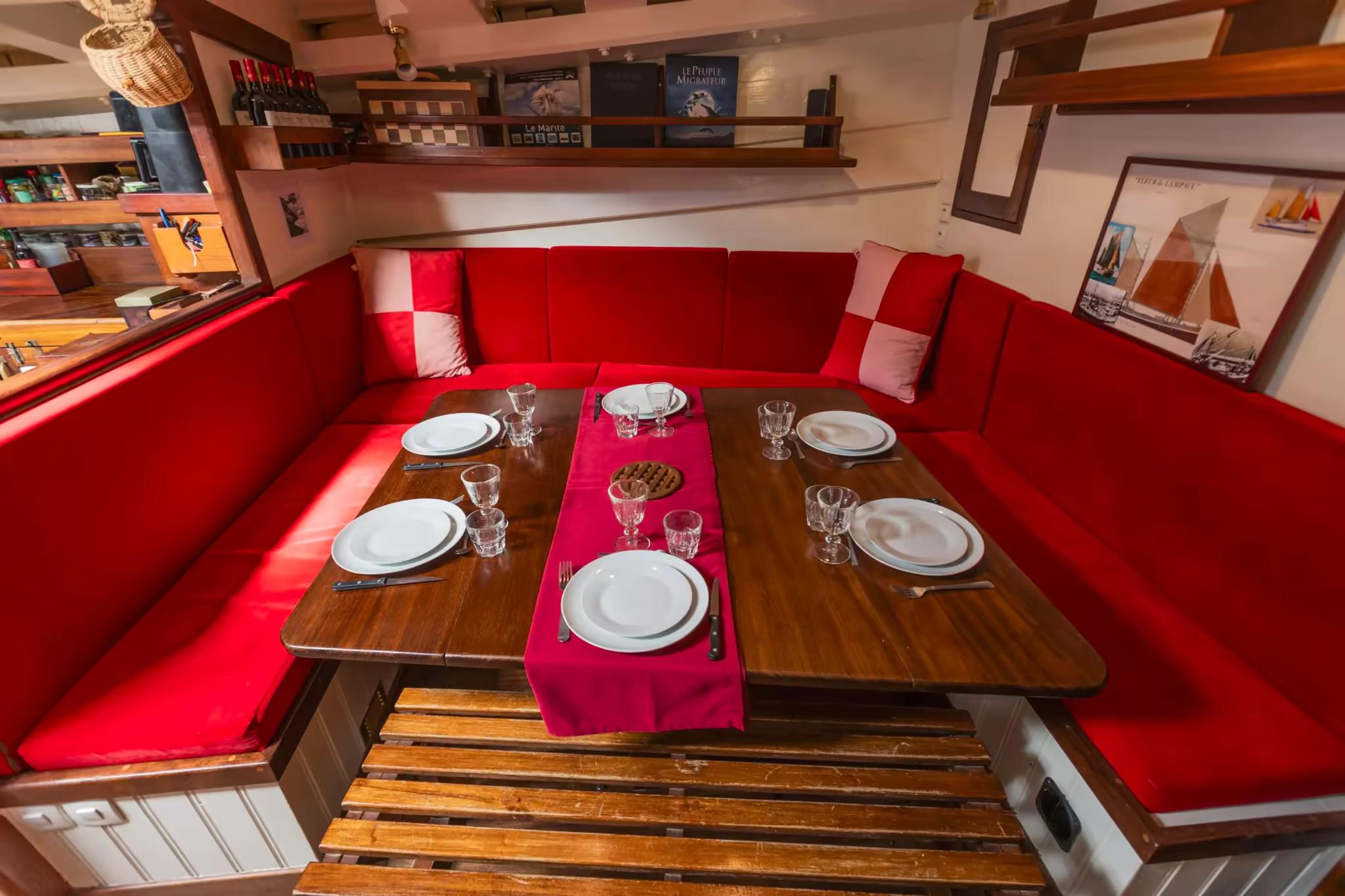 Table dressée pour le dîner à bord du Fleur de Lampaul