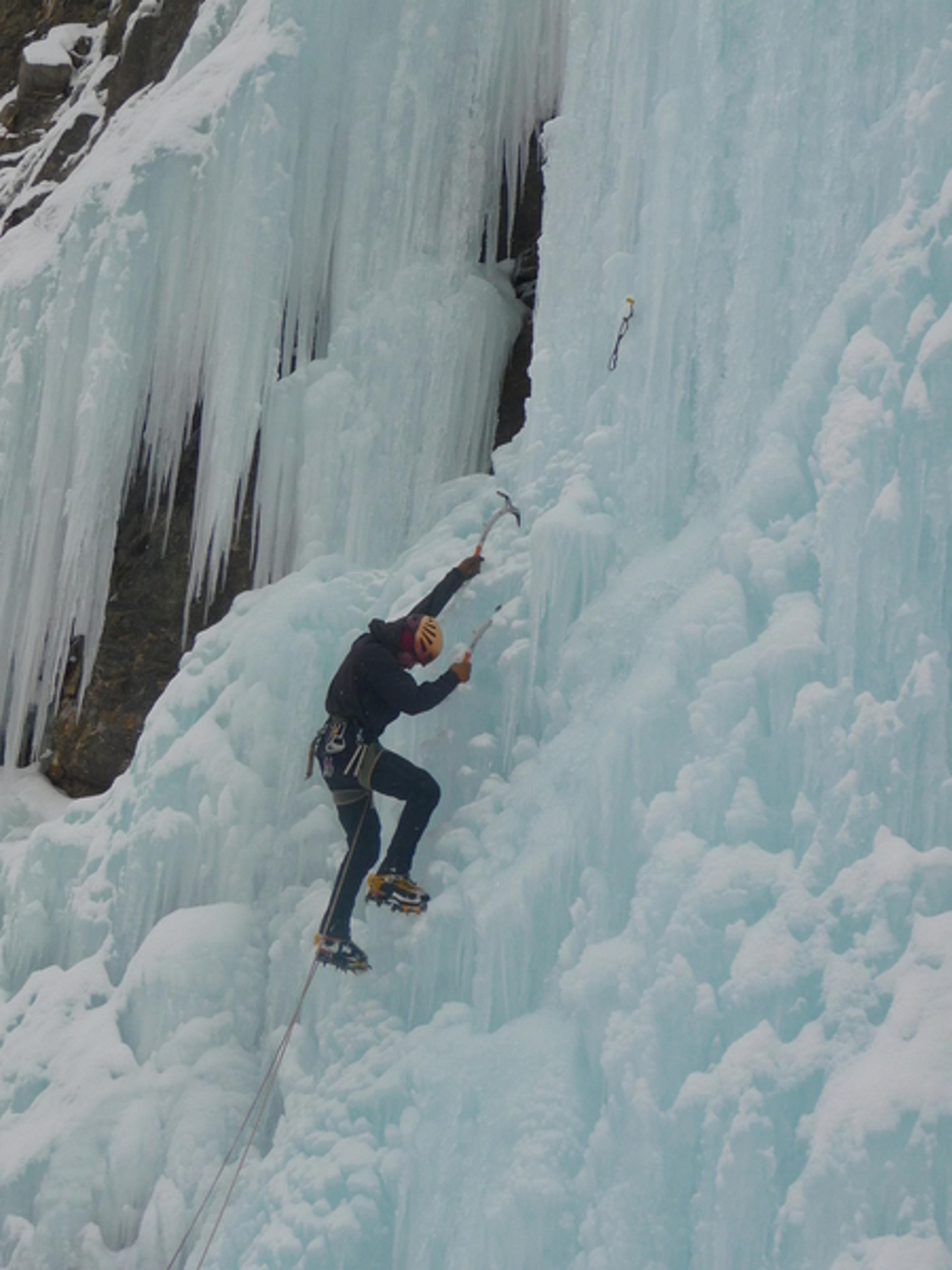 Cascade de glace à Crévoux - Charles en action
