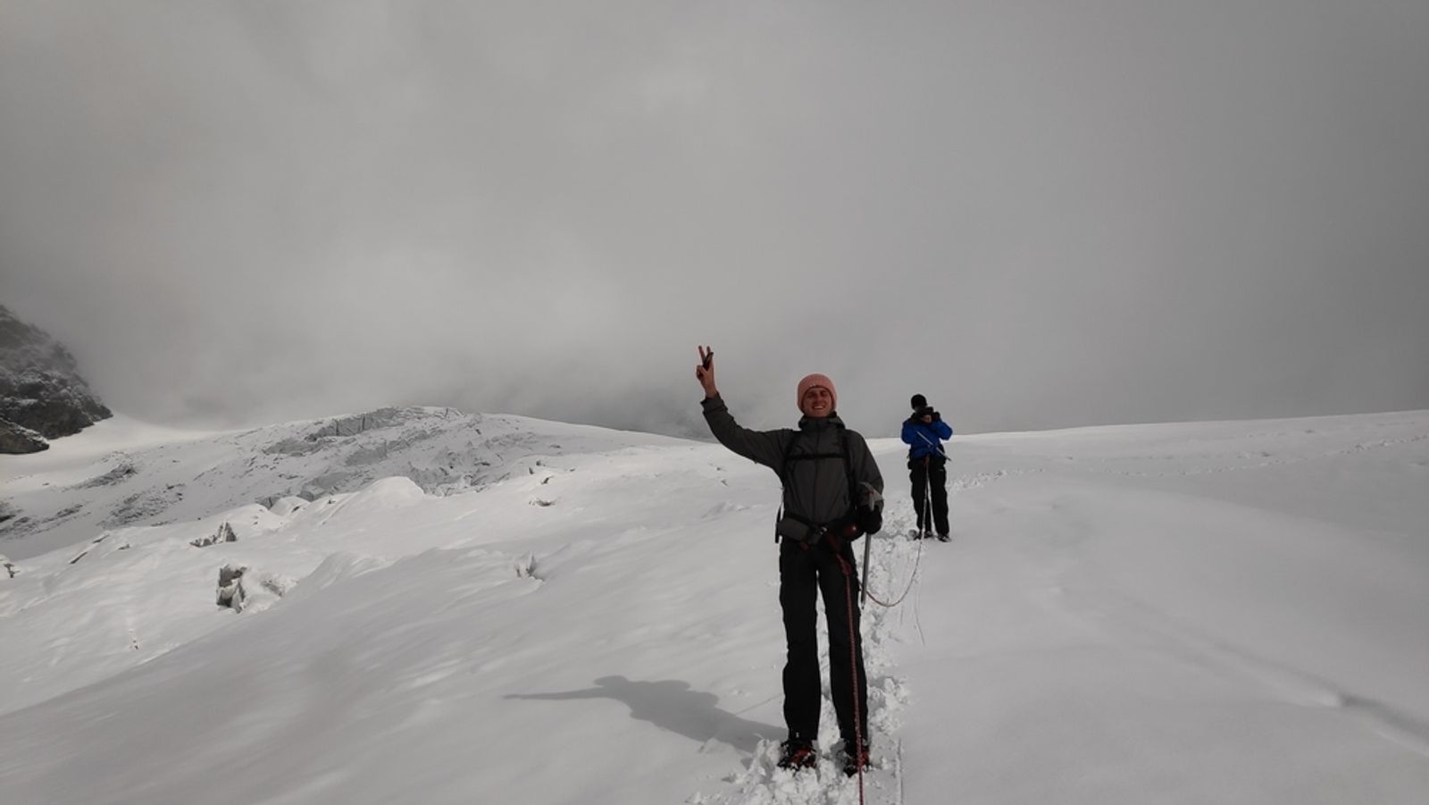 Pim et Jelle progressent sur la neige du Glacier Blanc sous un ciel nuageux.