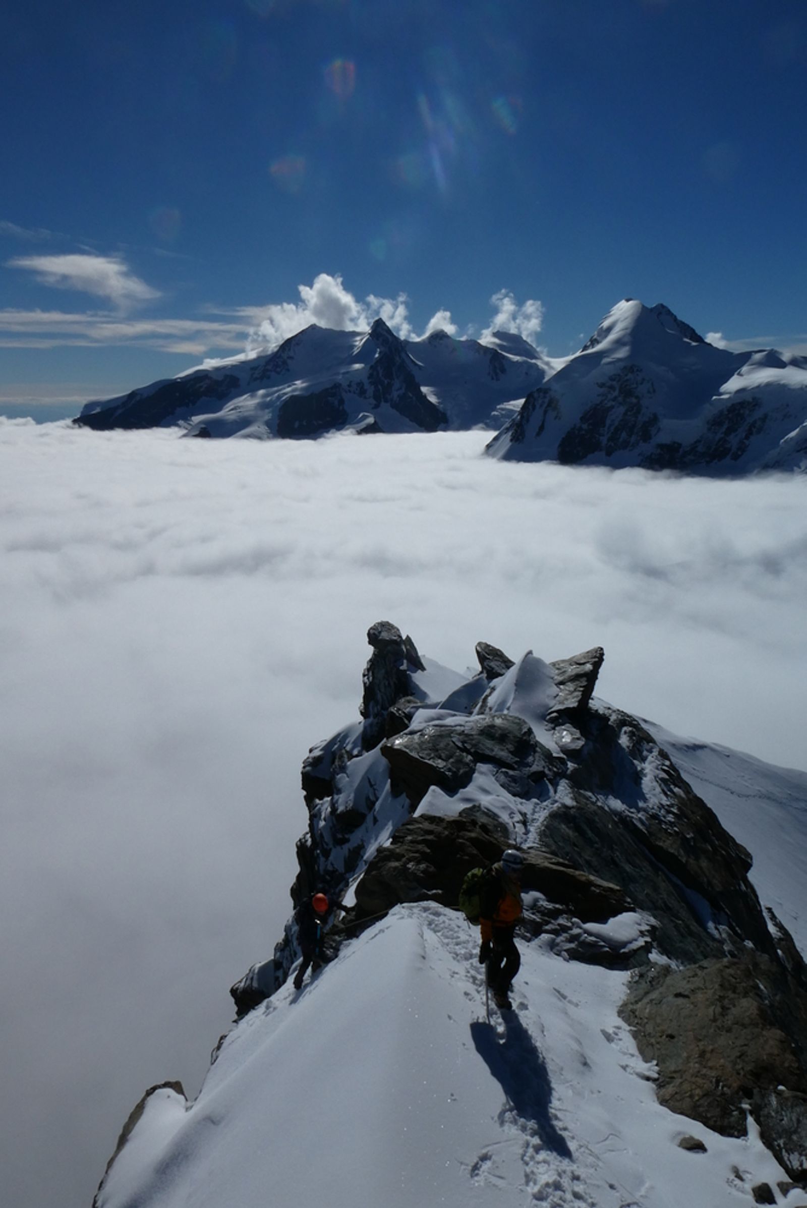 Mer de nuages sous l’arête du Breithorn, côté suisse