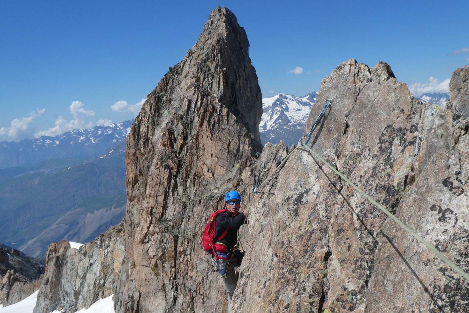 Alpiniste encordé sur le passage du rasoir, une arête rocheuse étroite des Trifides.