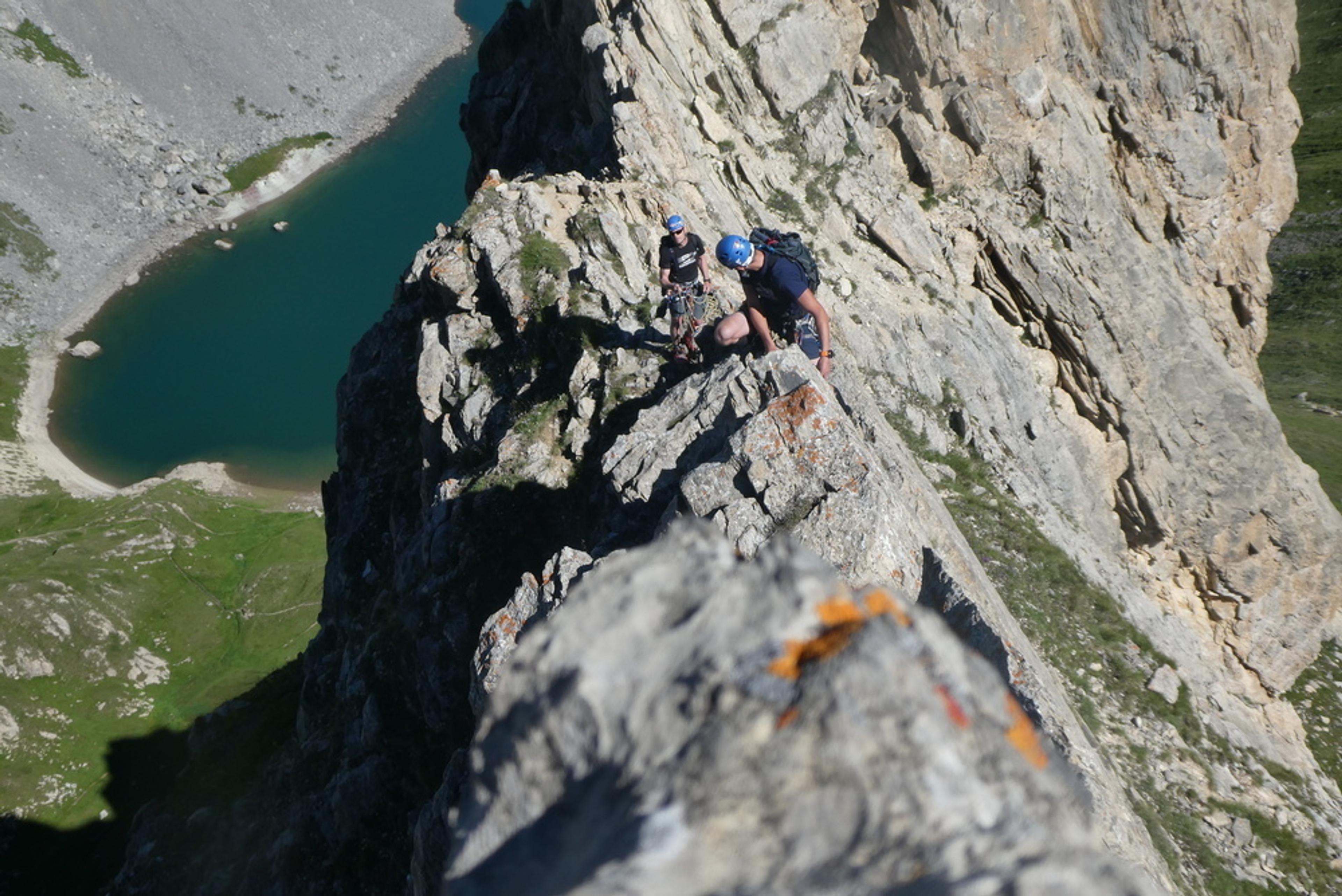 Les arêtes de la Bruyère au dessus du lac