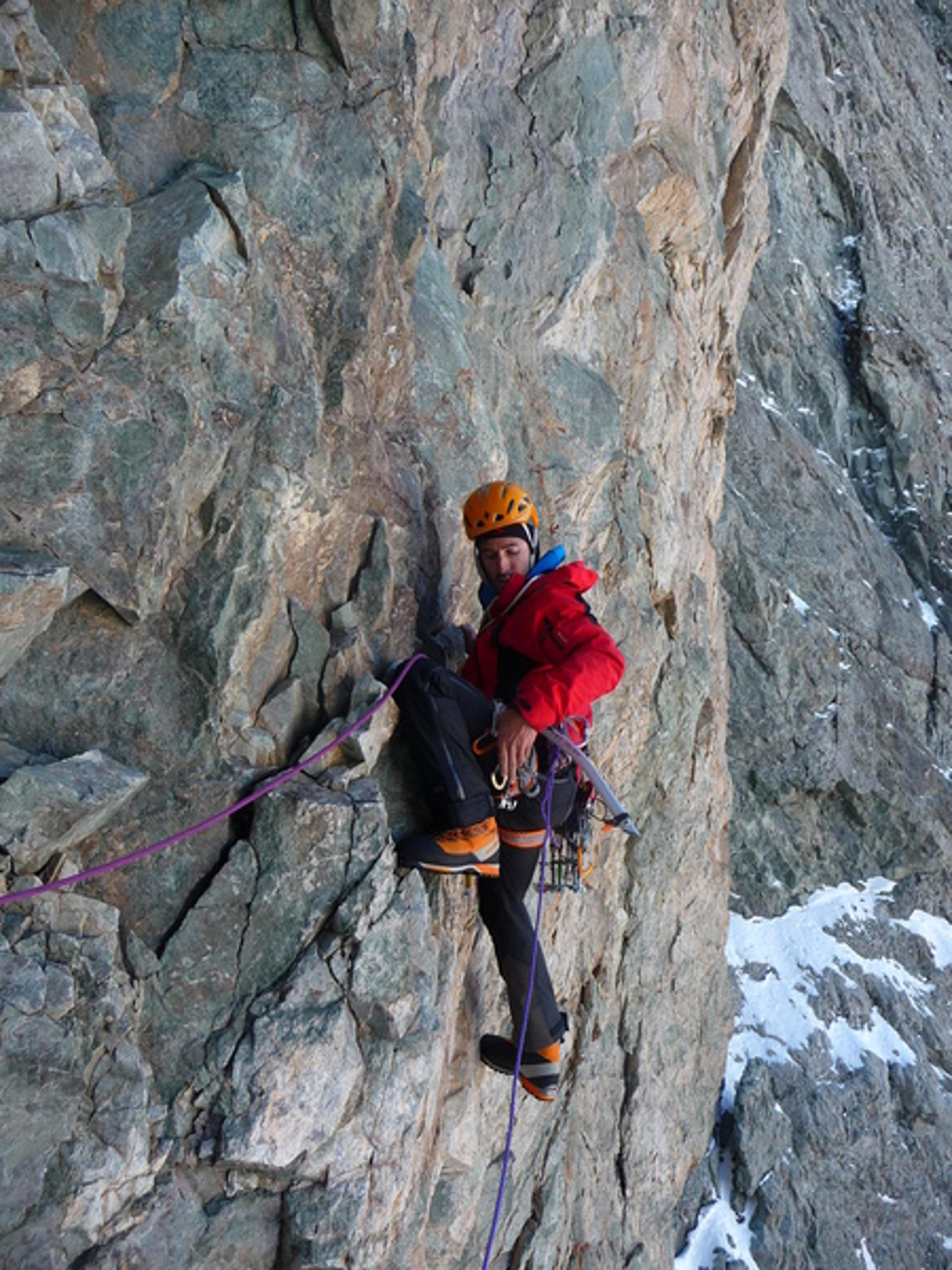 Pilier des Temps Maudits - Départ en libre sur le pilier (6a)