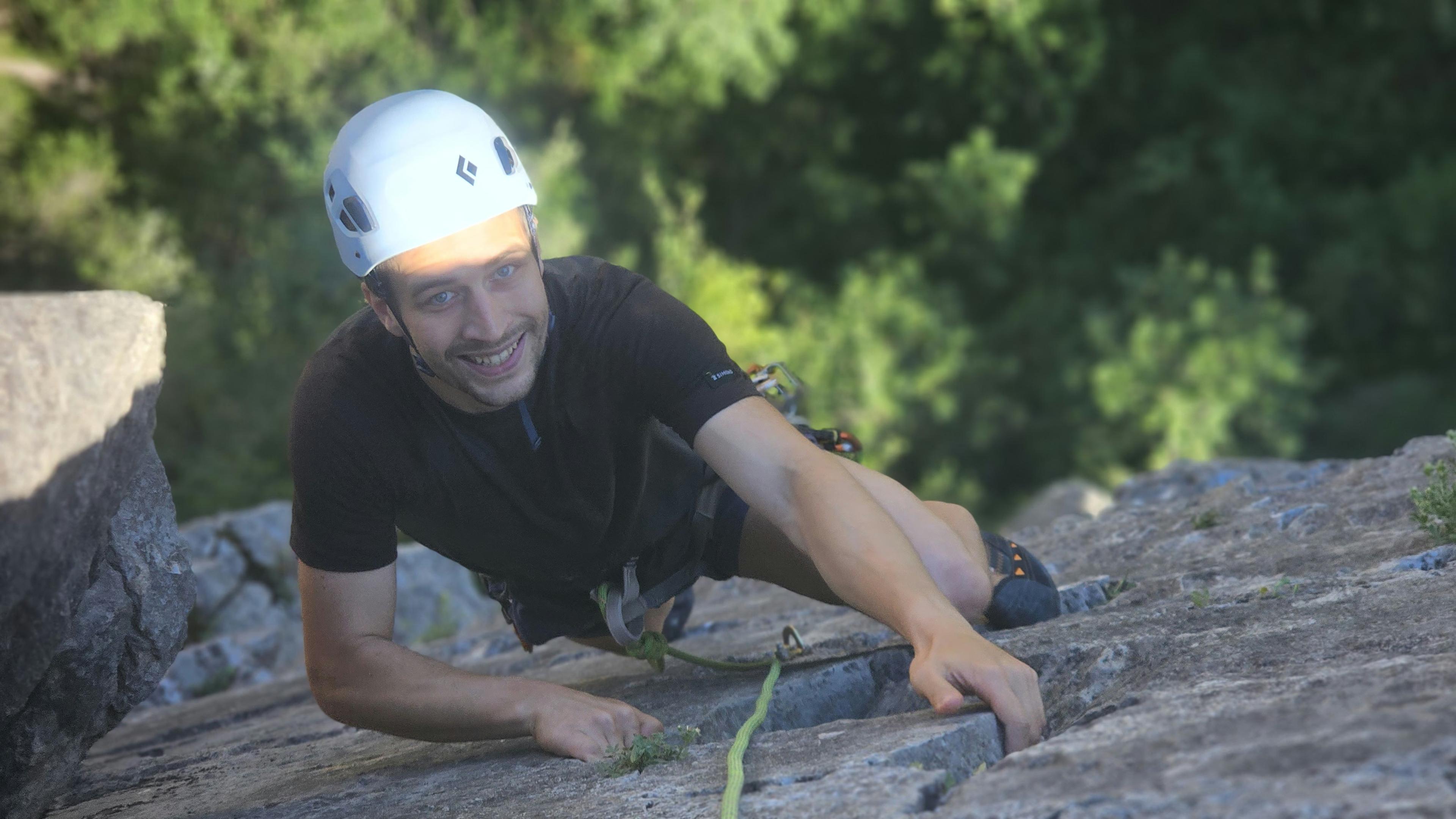 Grimpeur en finissant avec la 3ème longueur de Gorges profonde