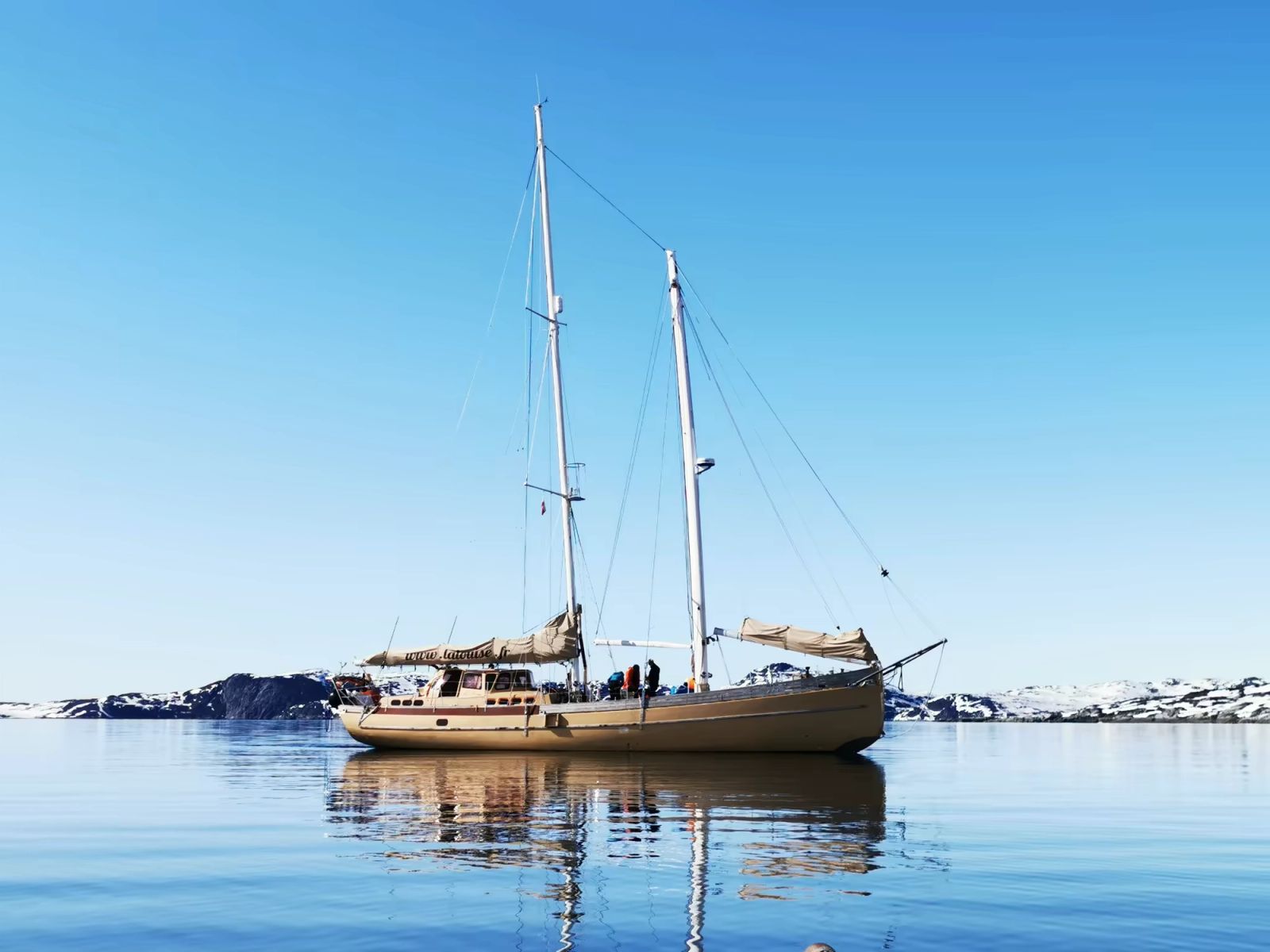 Voilier La Louise au mouillage sur les eaux calmes d'un fjord du Groenland