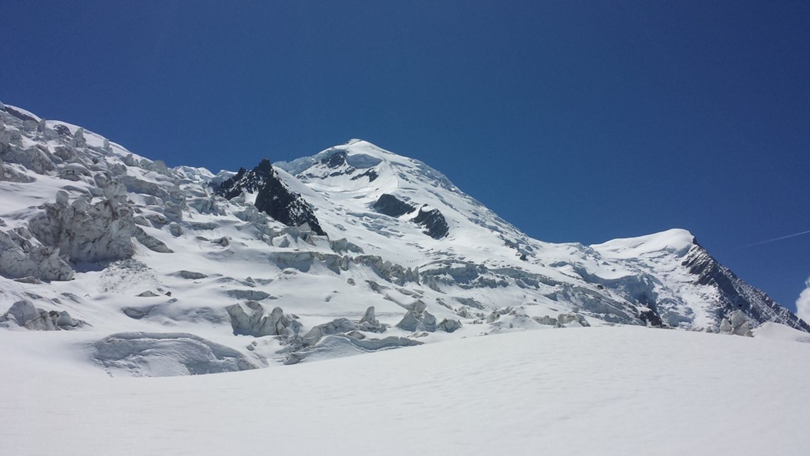 Pentes glaciaires et séracs sur l’itinéraire du Mont-Blanc par les Grands Mulets.