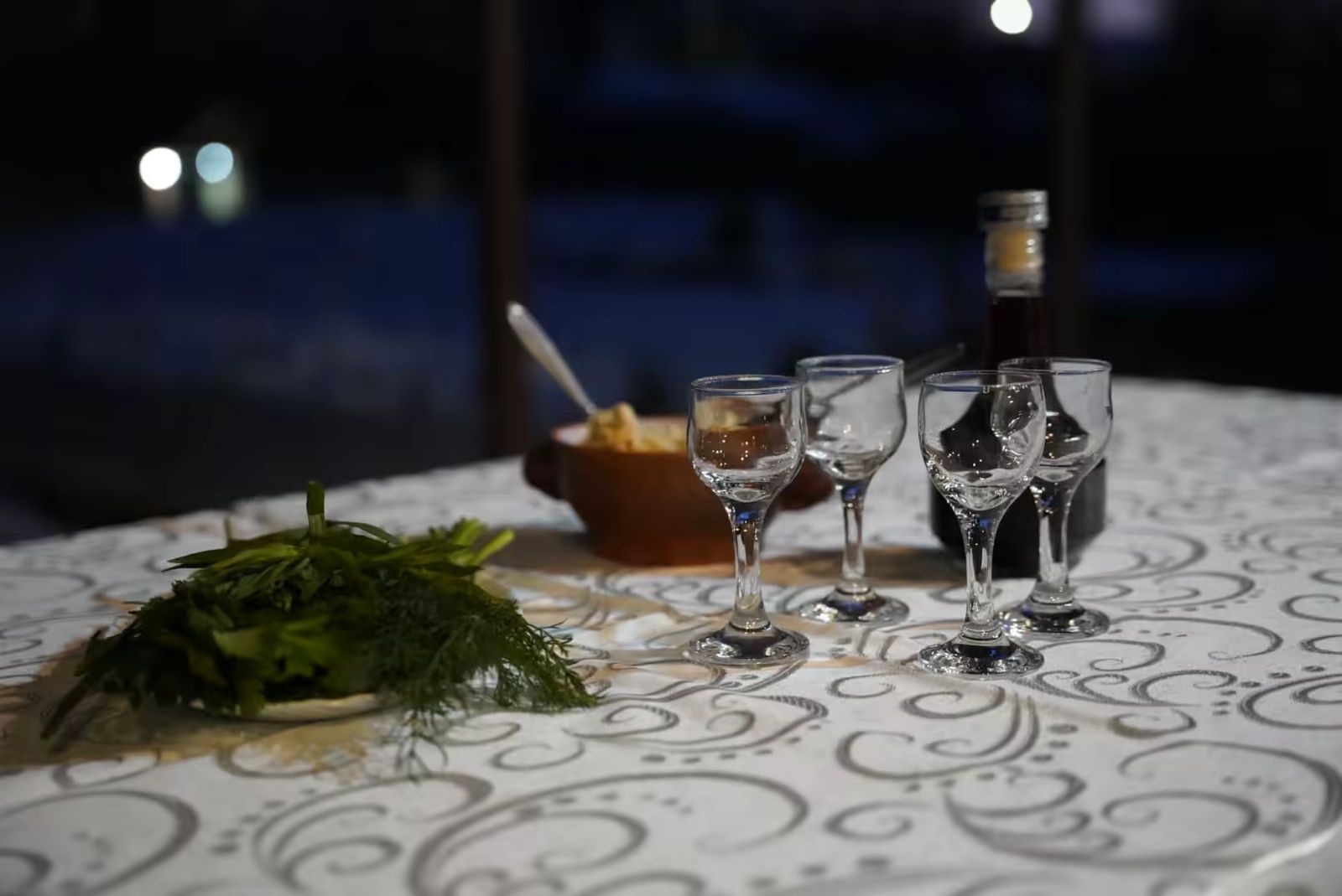 Table préparée avec vodka et herbes fraîches pour un repas en Arménie