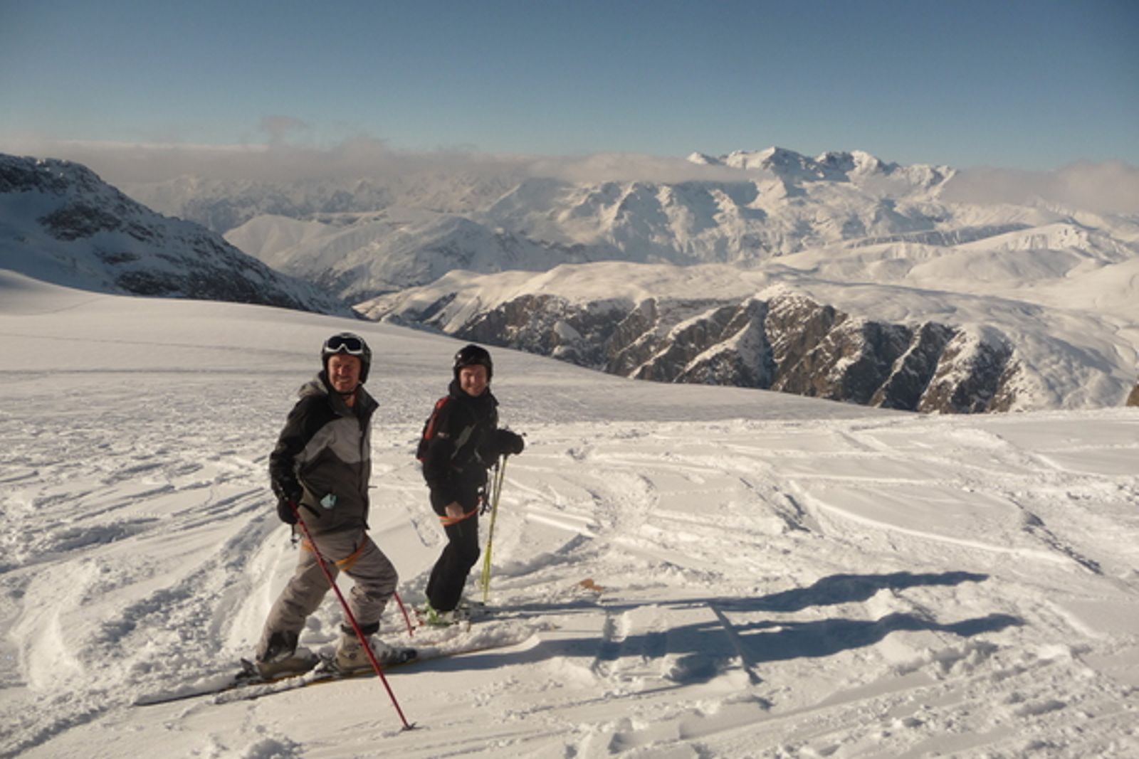 Deux skieurs faisant une pause face au panorama de La Grave