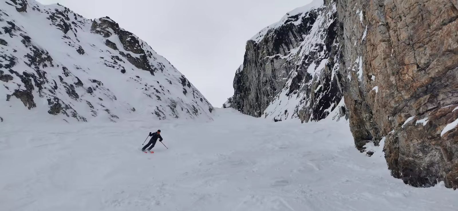 Skieurs dans le couloir de la banane à la Grave