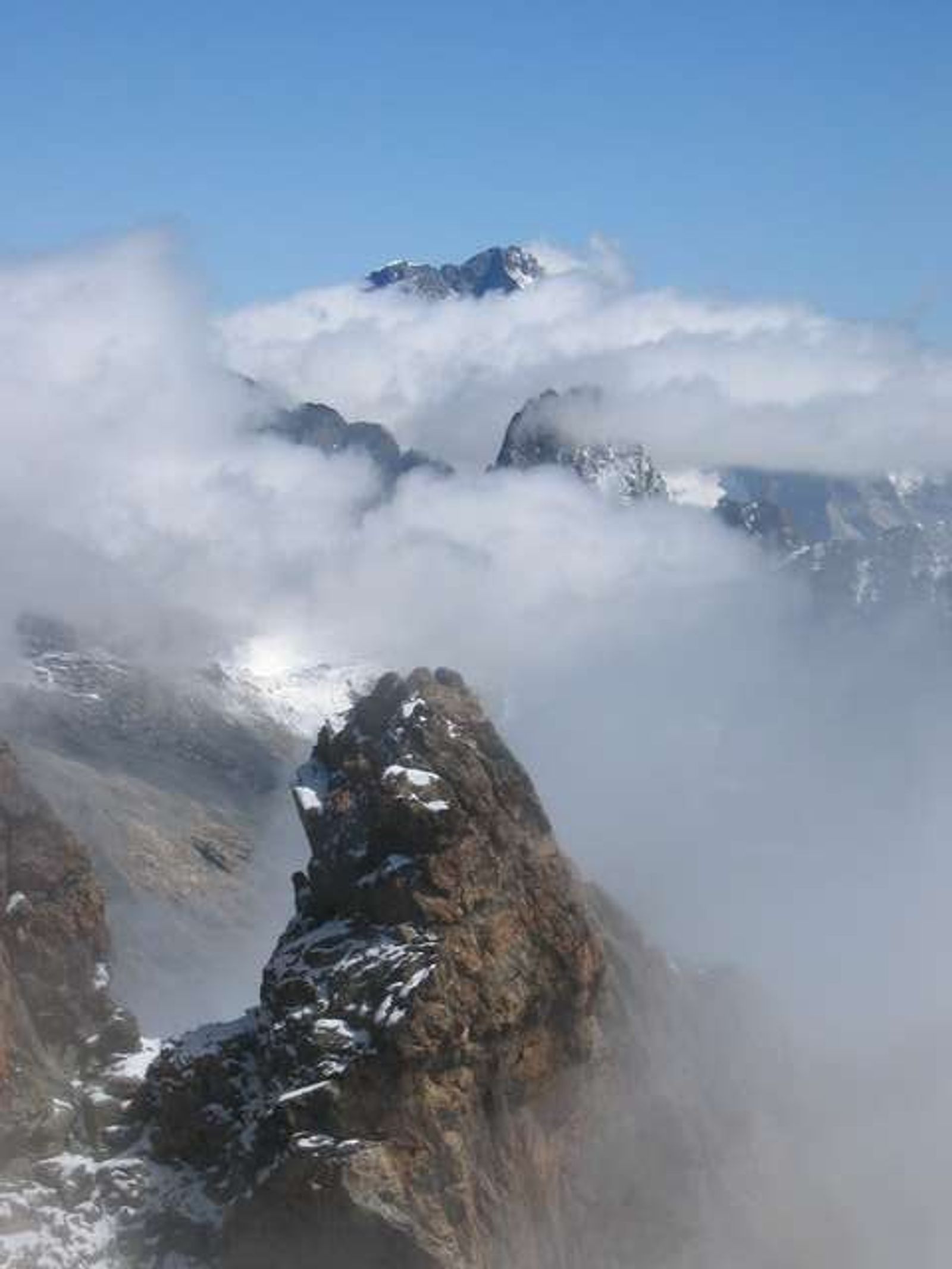 En arrière plan la Barre des Ecrins dans la brume