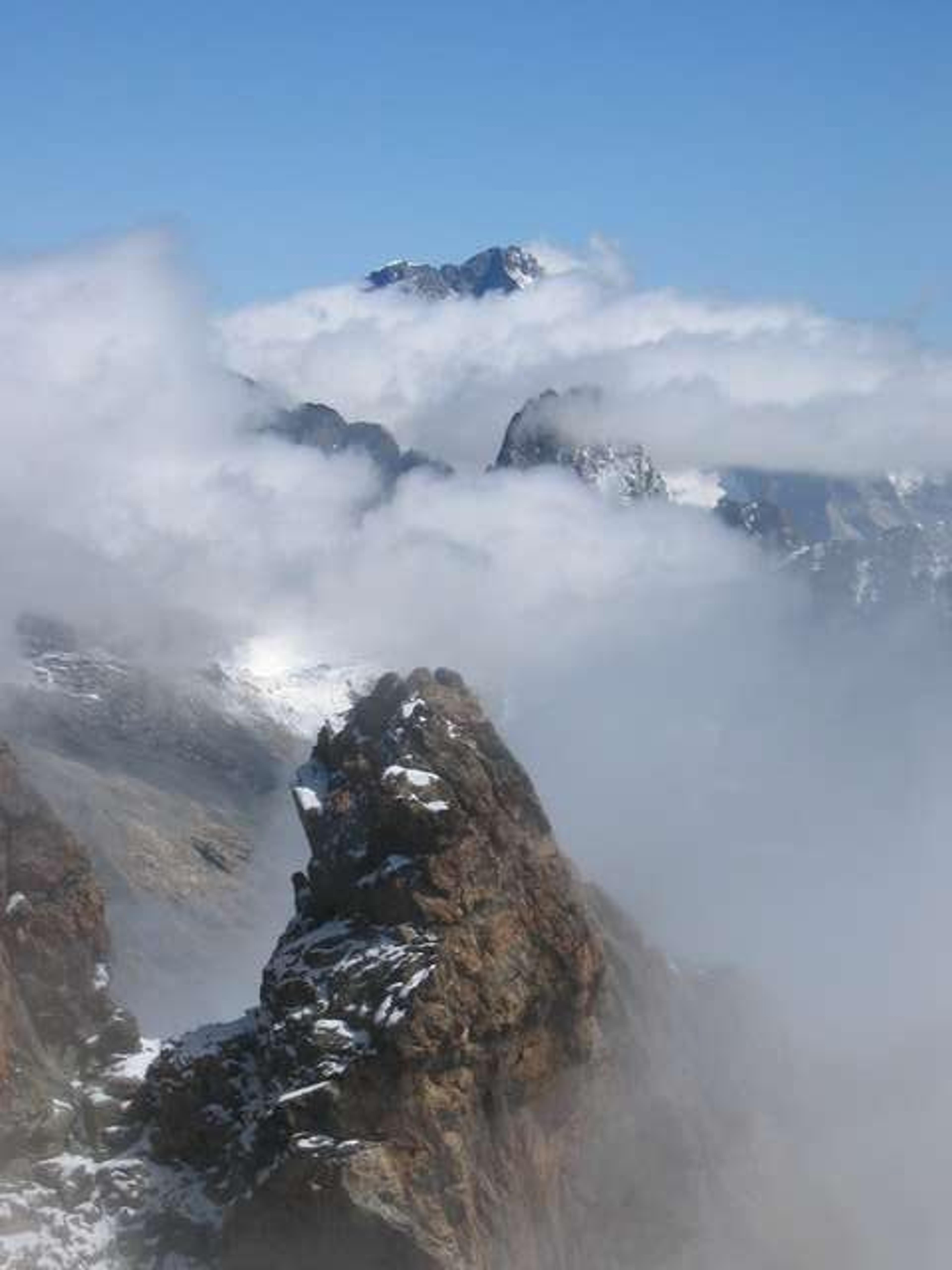 En arrière plan la Barre des Ecrins dans la brume