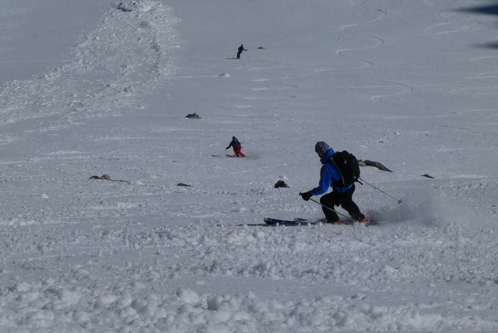 Deux skieurs qui se suivent