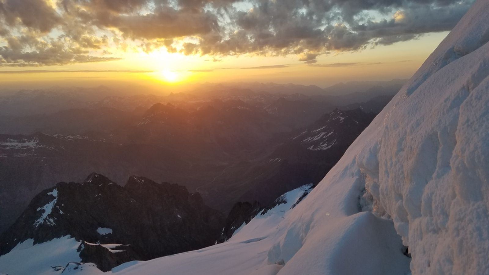 Lever du soleil à la rimaye pendant l’ascension du Doigt de Dieu depuis le refuge de l’Aigle.