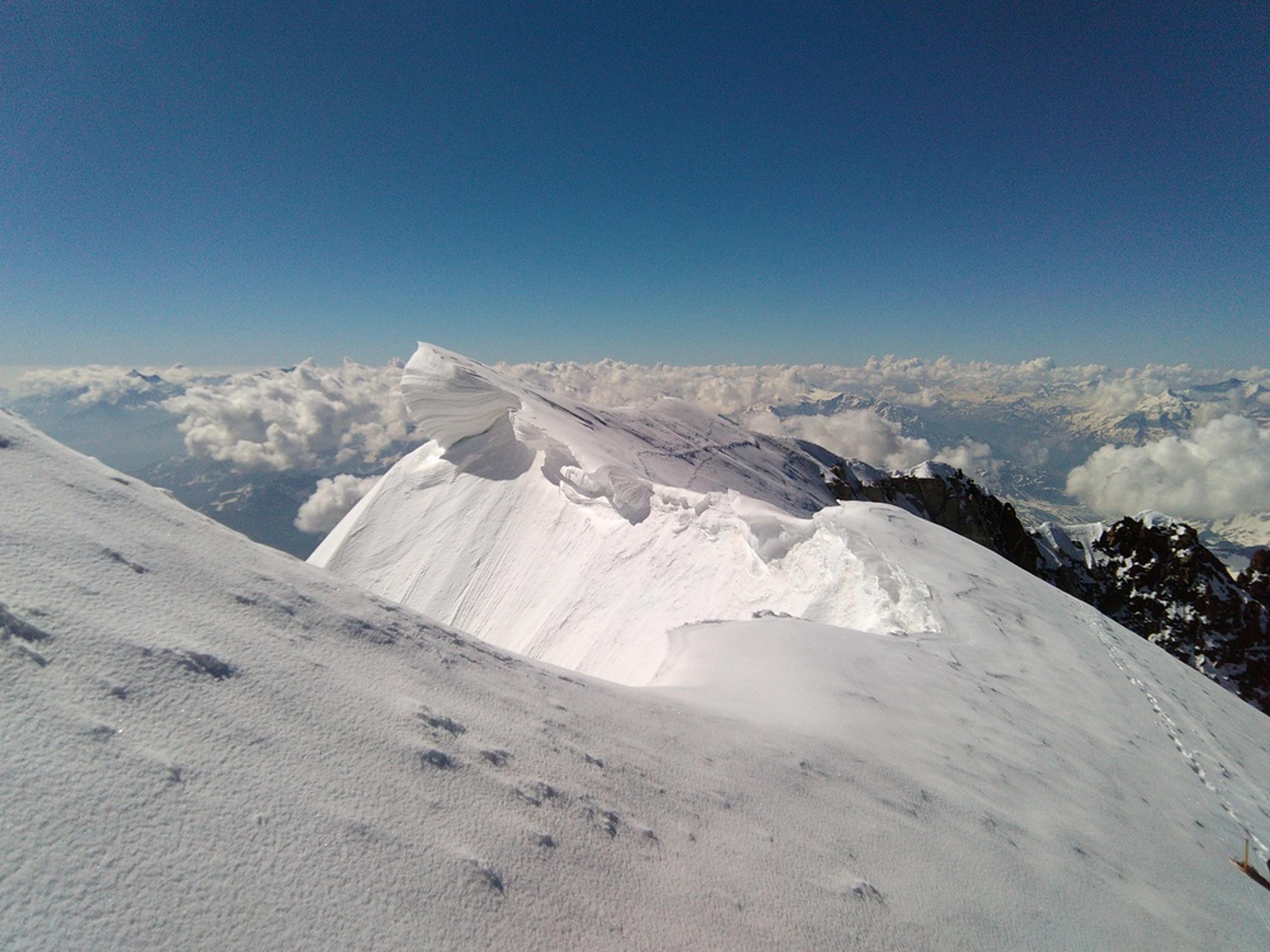 Mont-Blanc - Corniches sur l'arête sommitale