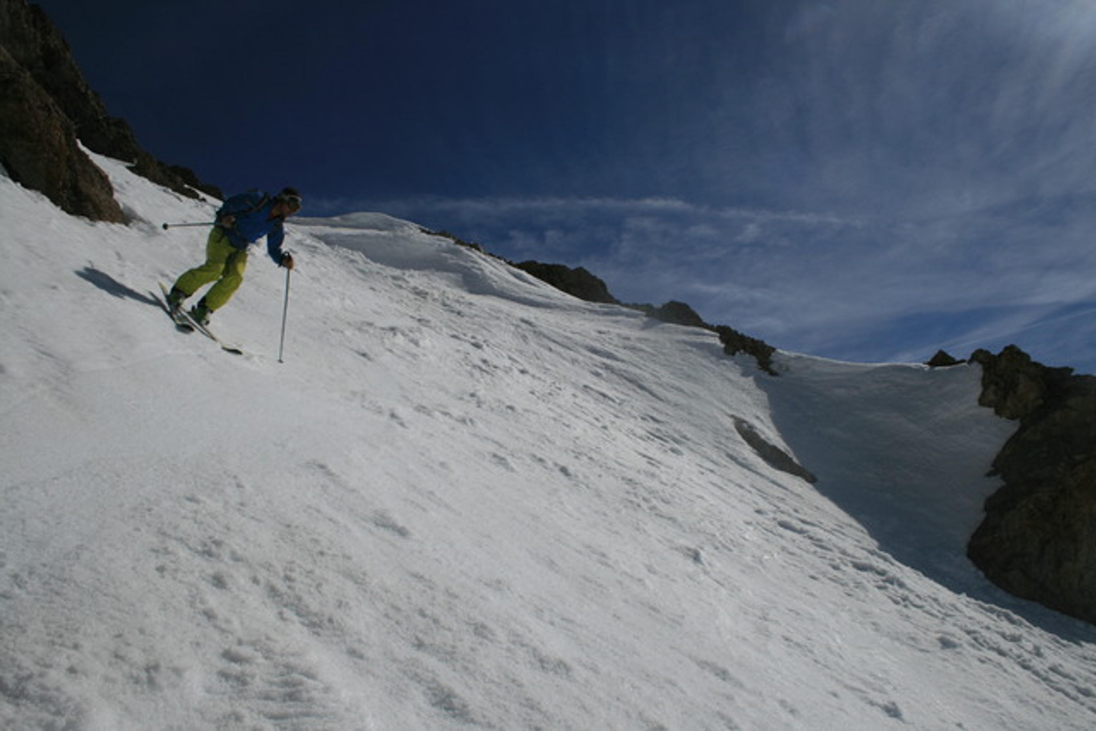 Nico a ski dans le couloir sud du Combeynot