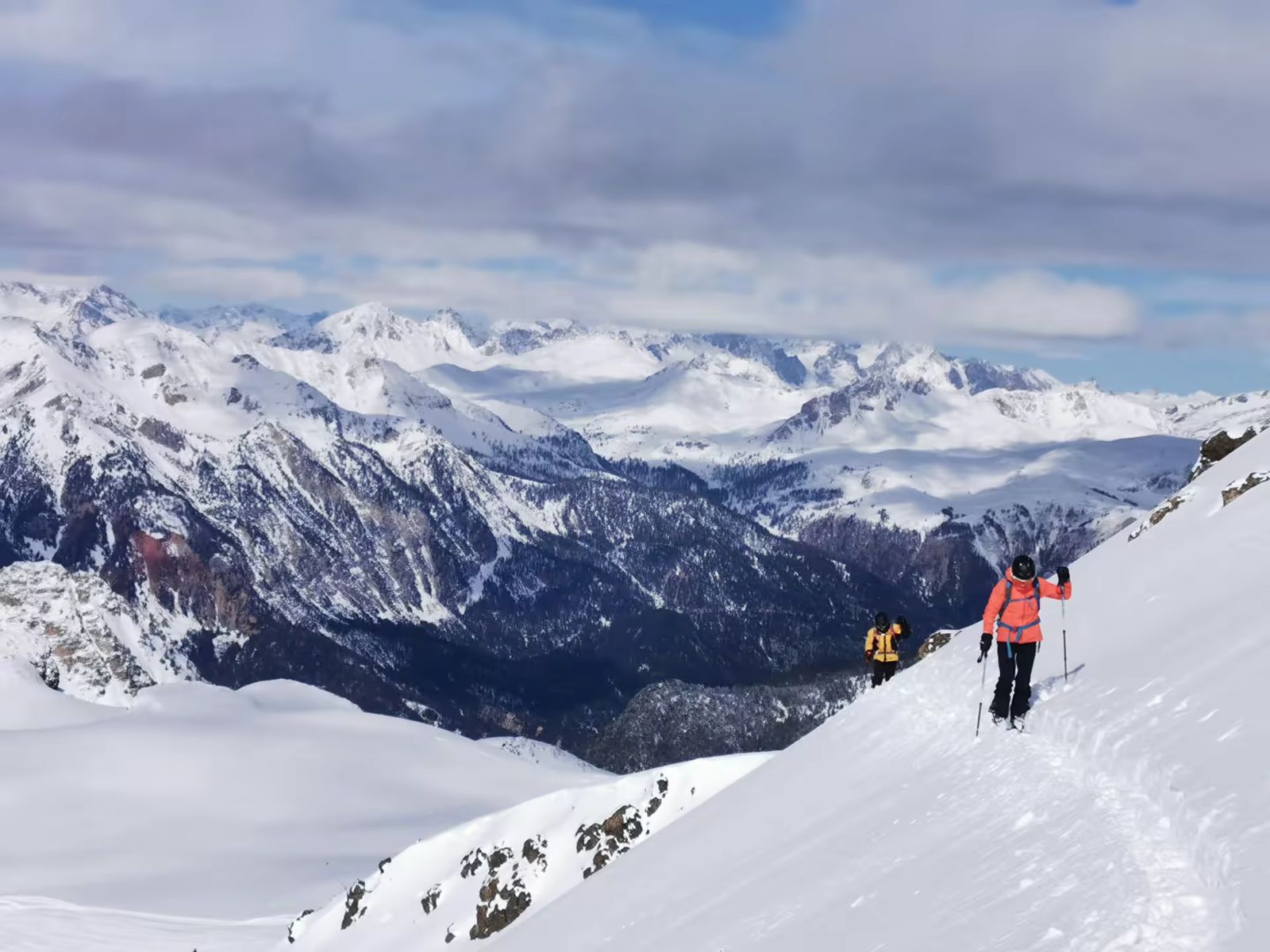 Groupe de skieurs à la montée sur une crête vers Montgenevre
