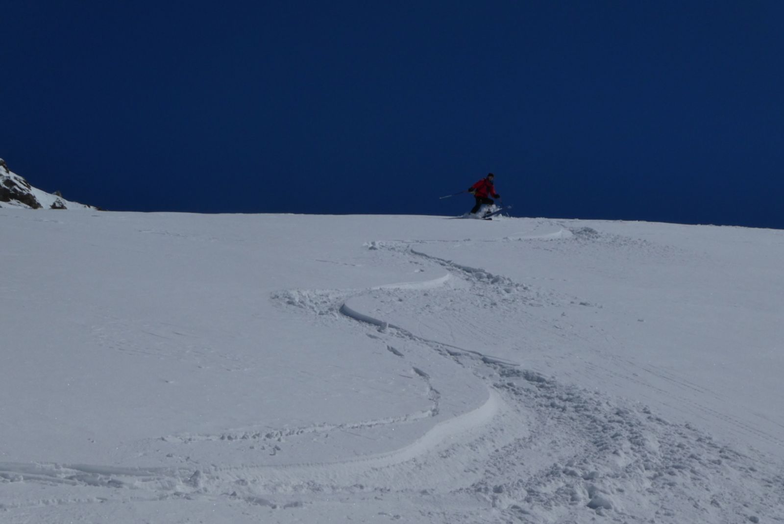 Christophe dans les traces du guide sous le col sans nom à Fouillouse