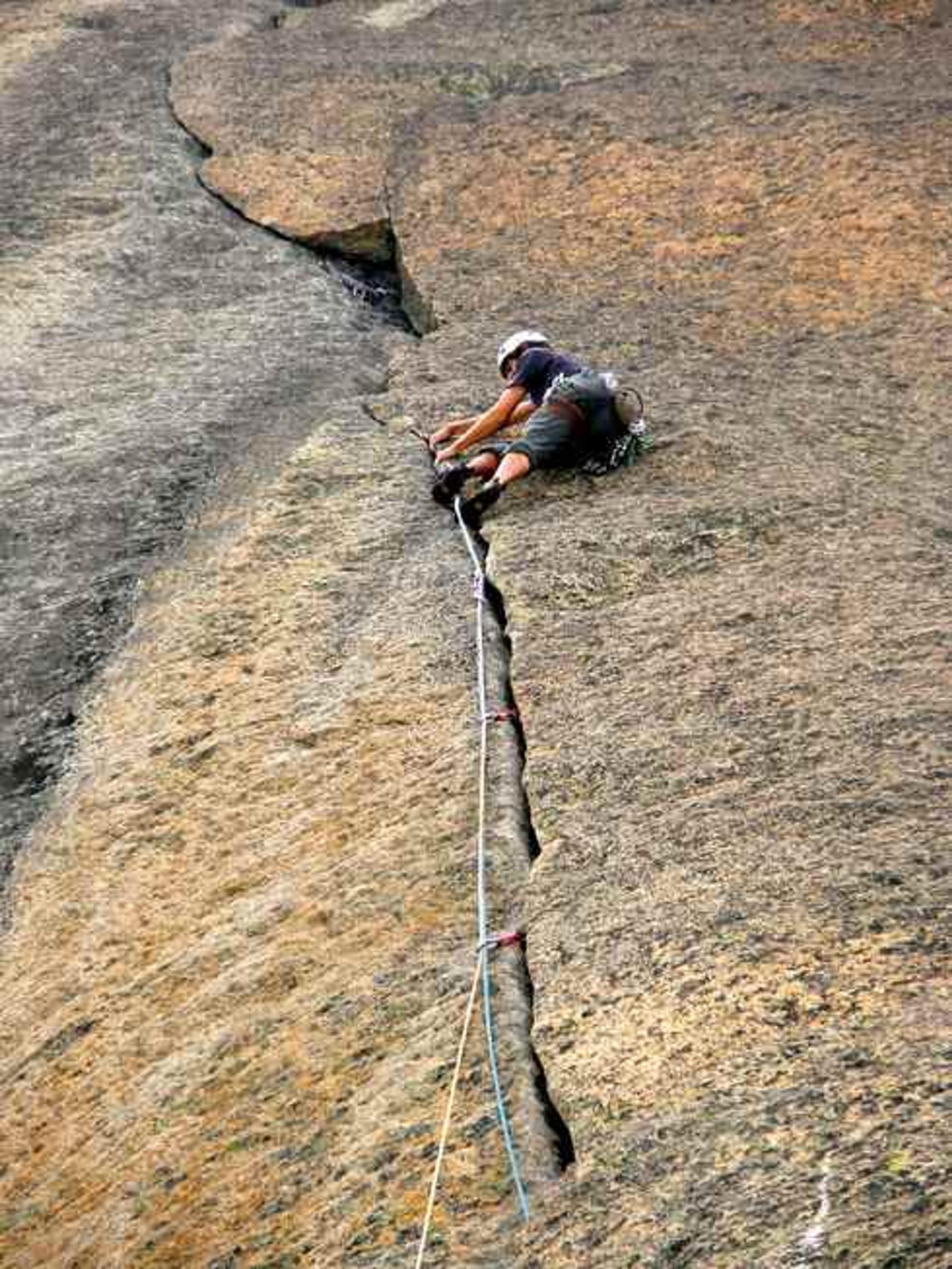 Nicolas Draperi dans la fissure en 6c de une gueule du Diable