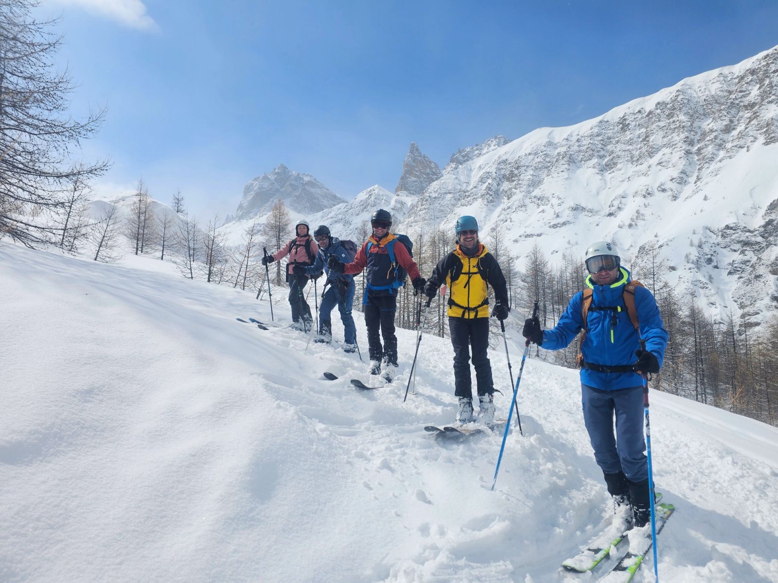 Groupe de skieurs bien alignés devant l'Aiguille Pierre André
