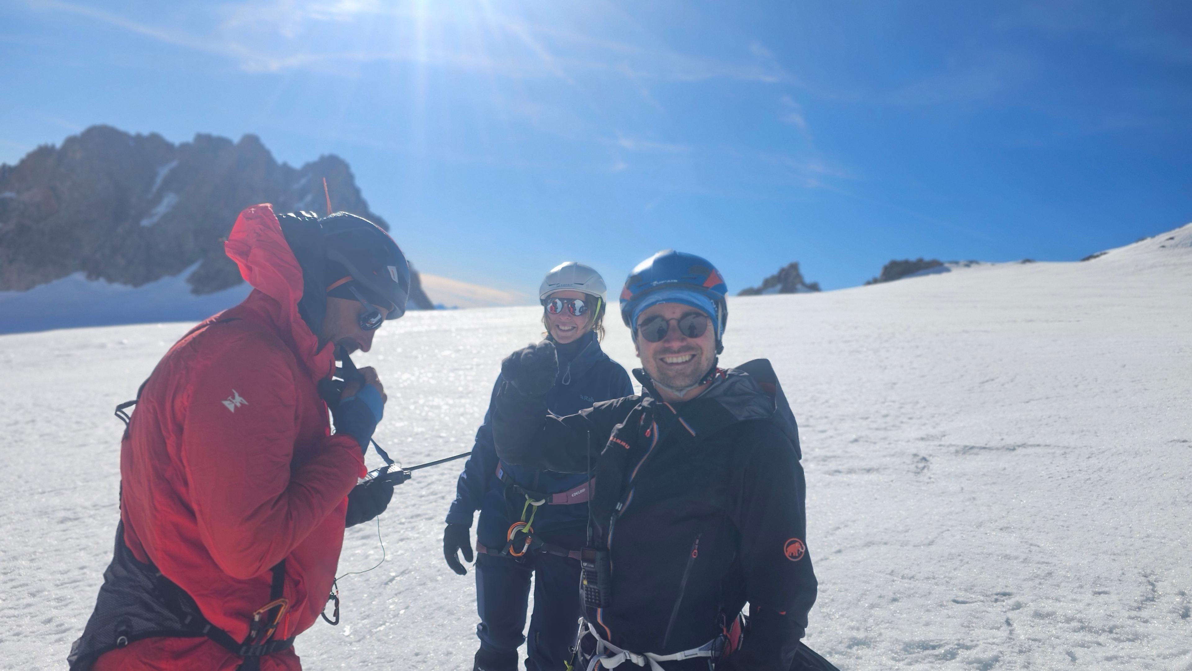 Cordée de paralpinisme sur le glacier des Violettes, Pelvoux, massif des Écrins