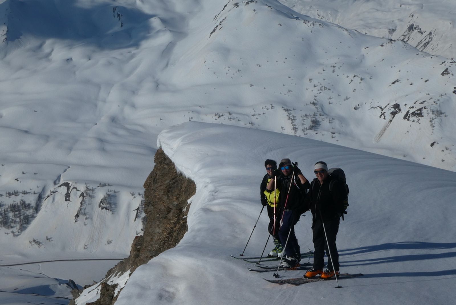 Trois skieurs regroupés au sommet de la Punta Signora avec vue sur la vallée de l'Ubaye
