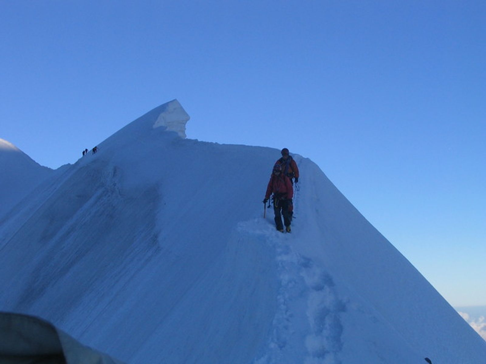 Sur le fil de l'arête neigeuse entre l'aiguille de Bionnassay et le Mont Blanc