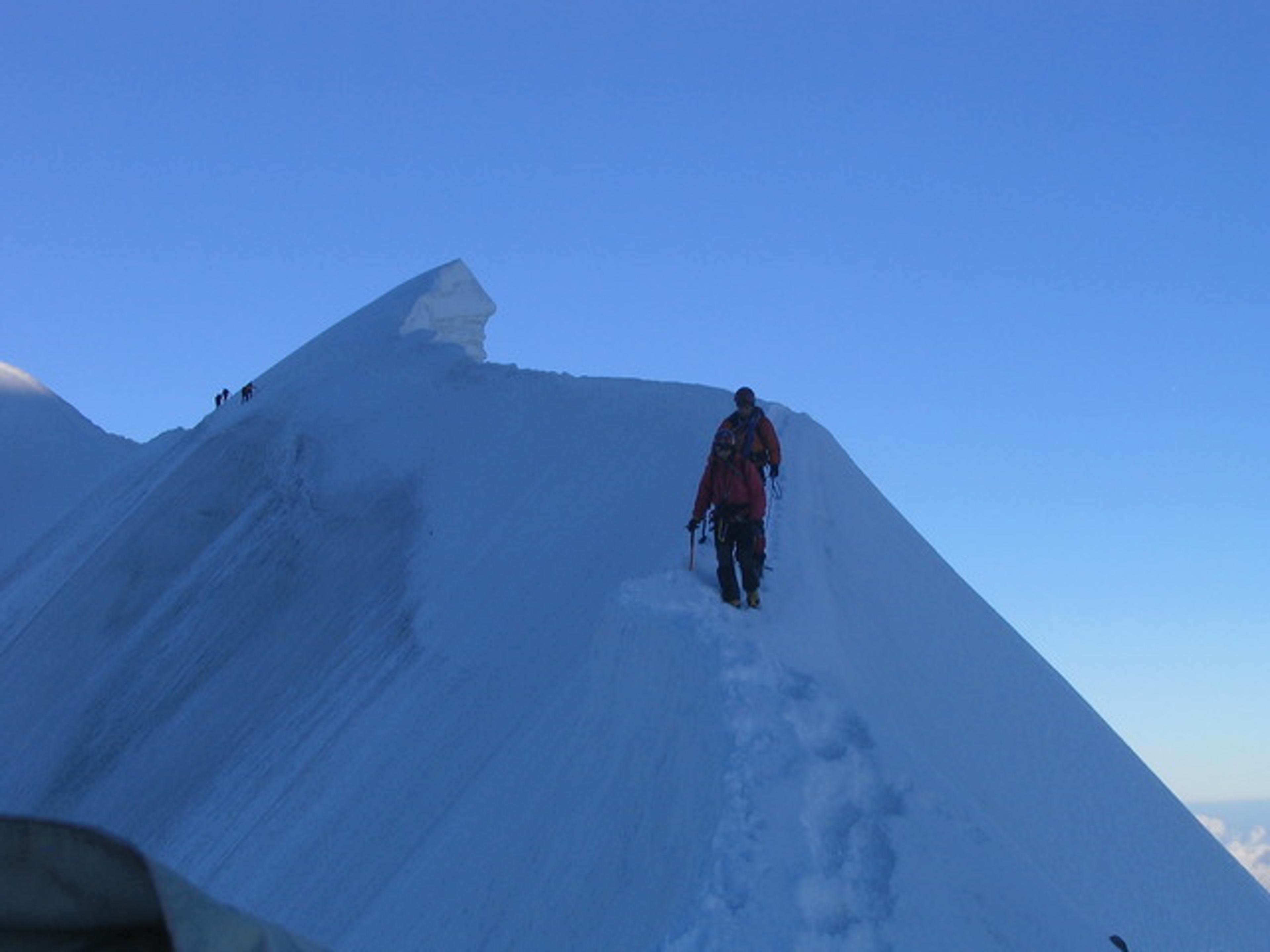 Sur le fil de l'arête neigeuse entre l'aiguille de Bionnassay et le Mont Blanc