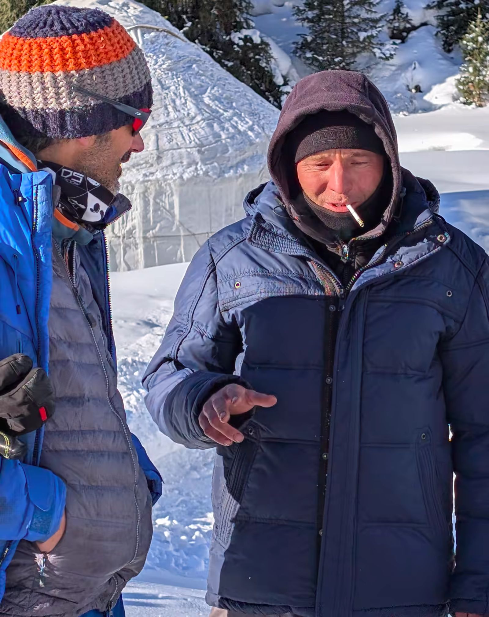 Discussion entre guide de haute montagne et gardien de yourte à Aksuu