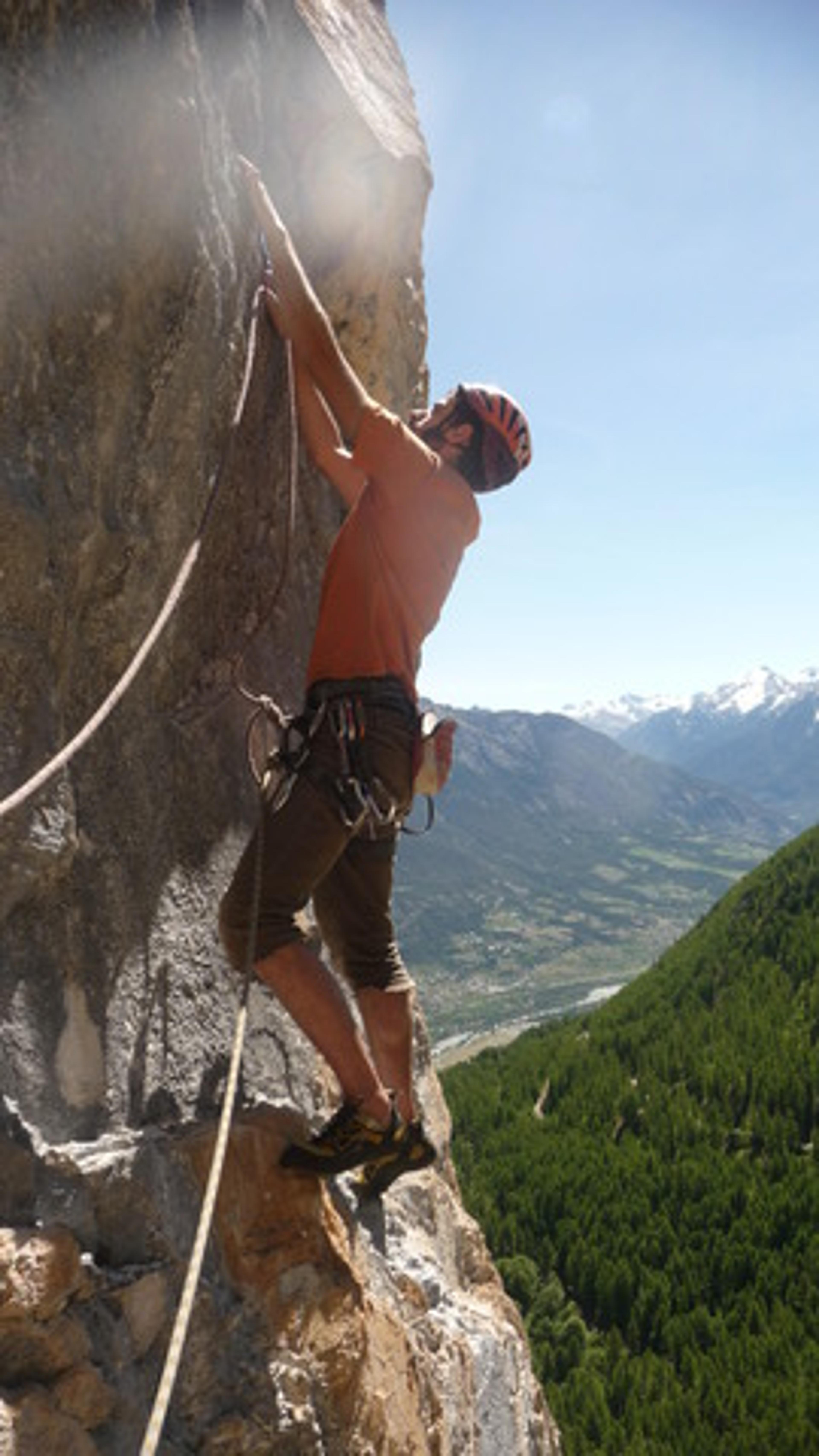 Départ de l2Paroi des Lys - le haut dans le gaz - L1: le dièdre d'attaque de la haut dans le gaz (6a) de la haut dans le gaz