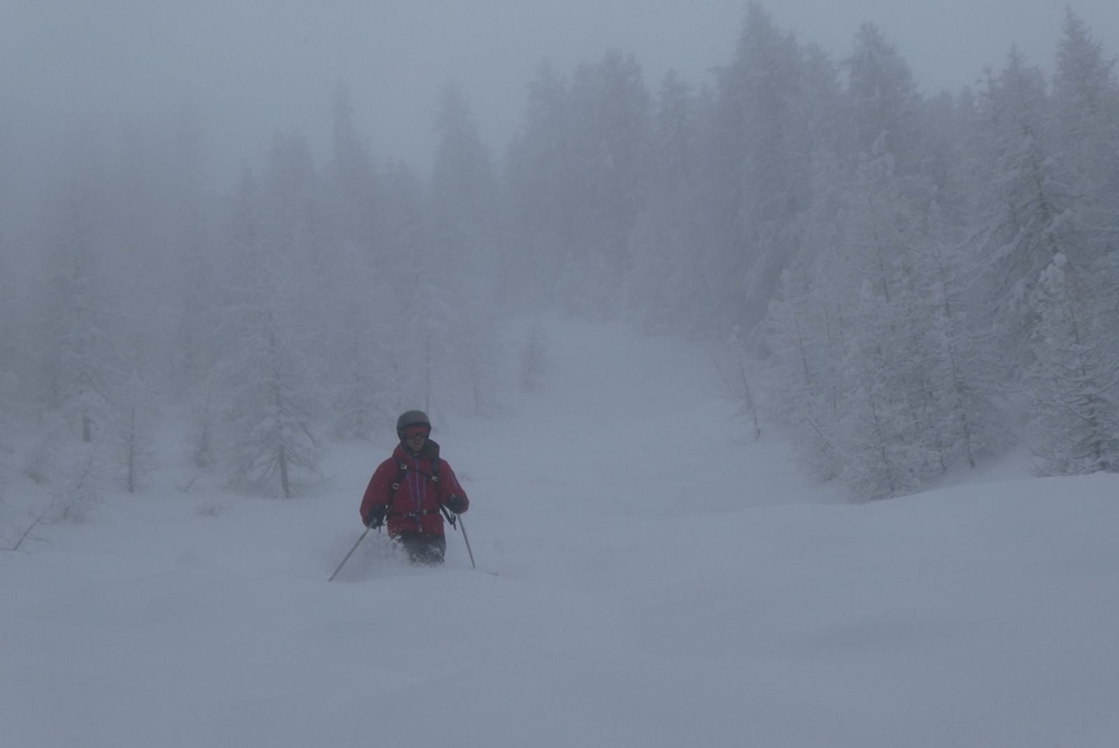 Skieur arrêté dans une grosse quantité de poudreuse