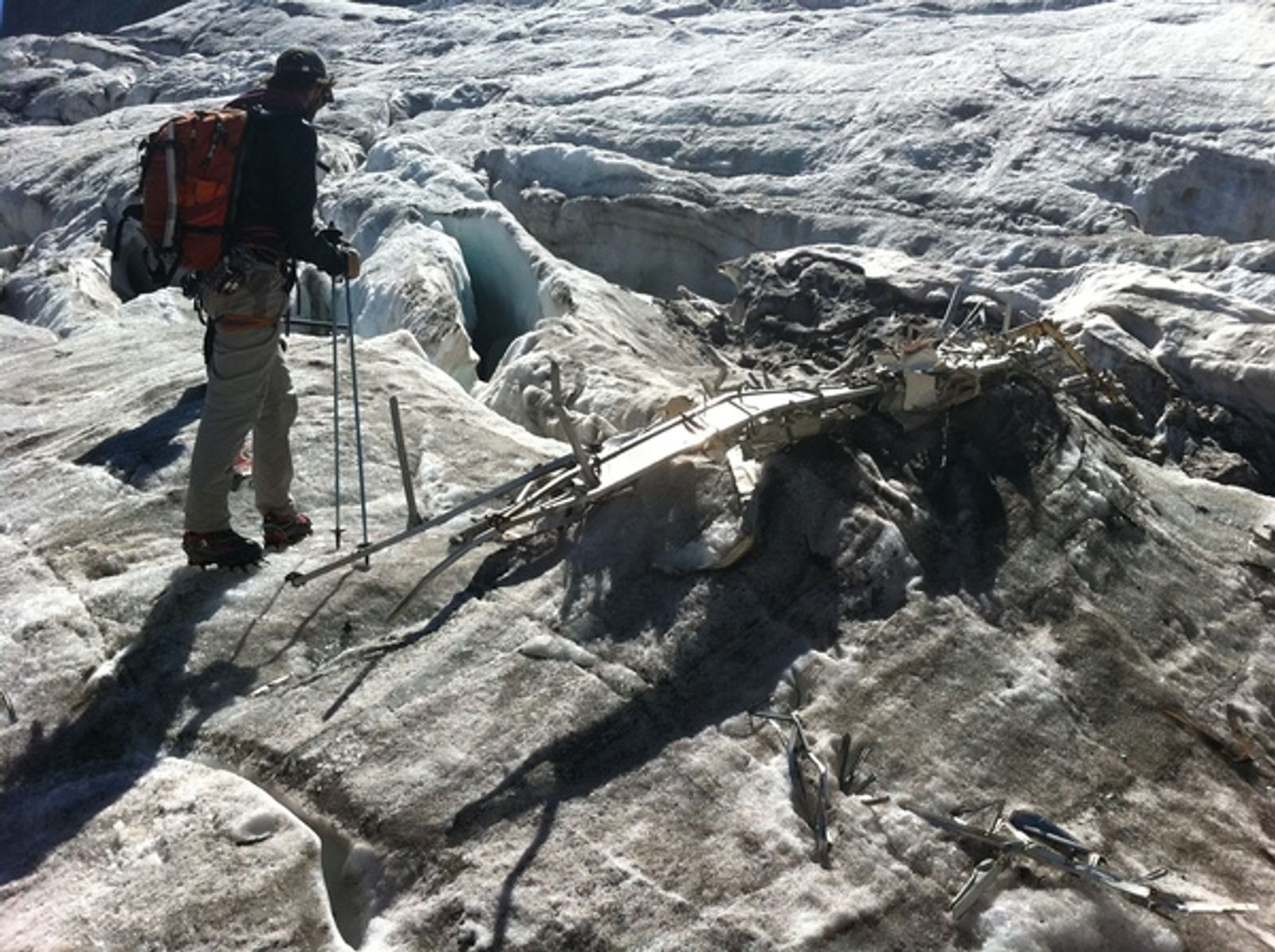 Barre des Ecrins - La veille en montant, une carcasse d'avion